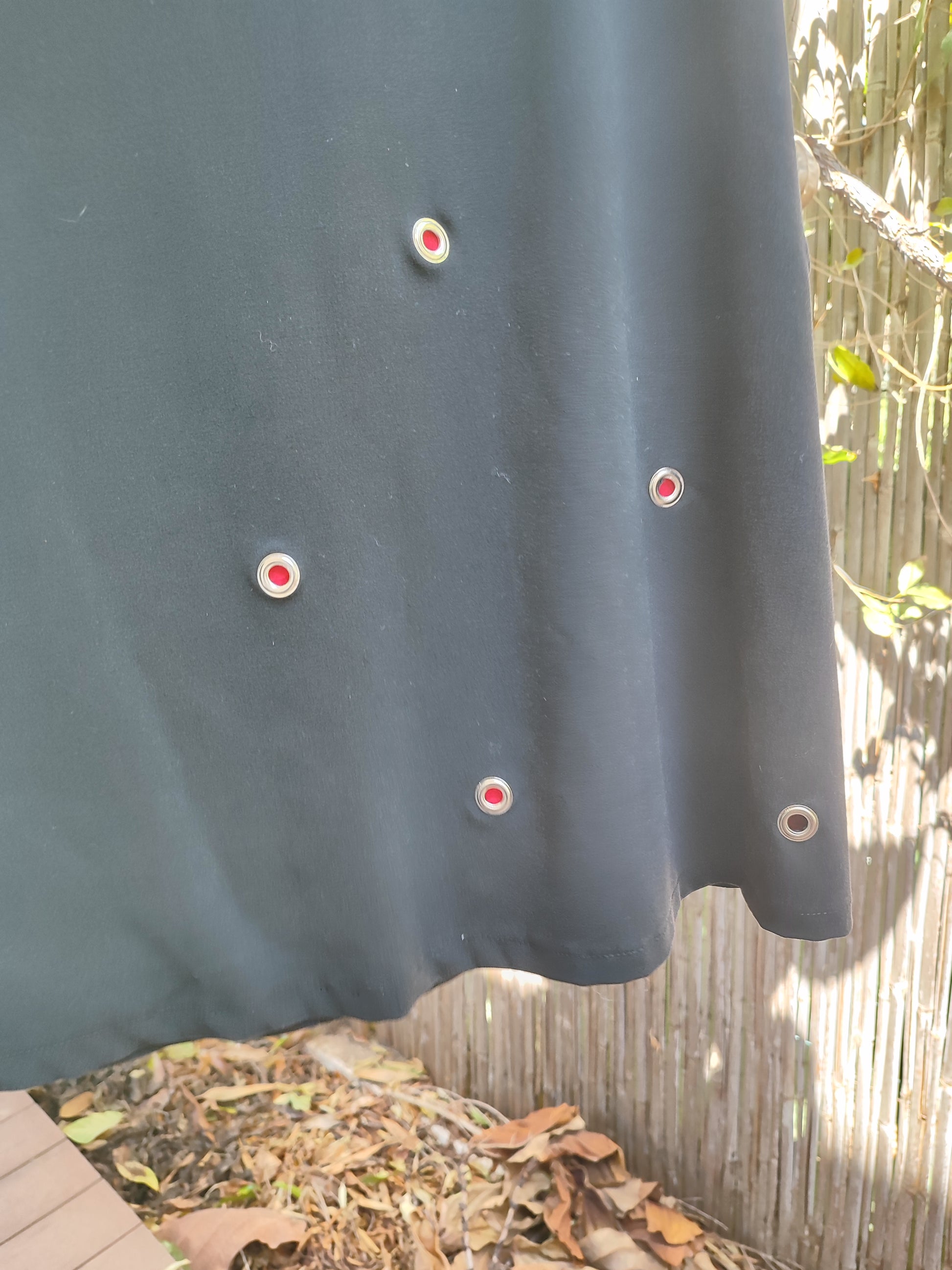 חצאית שחורה מעוצבת בעיגולים אדומים  by Ronen Chen - Size M היקף מותן 76 ס"מ 