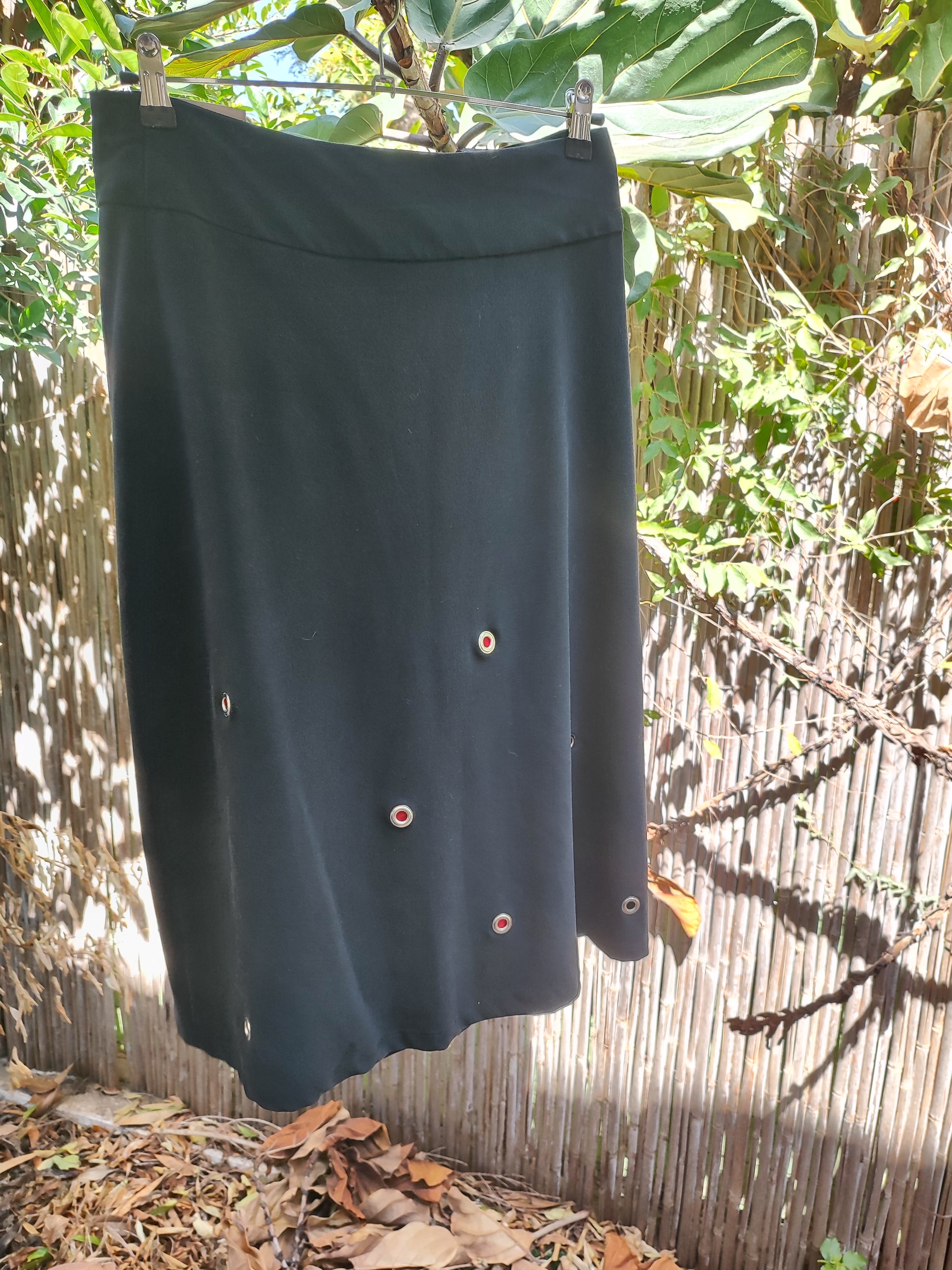 חצאית שחורה מעוצבת בעיגולים אדומים  - Image 3 by Ronen Chen