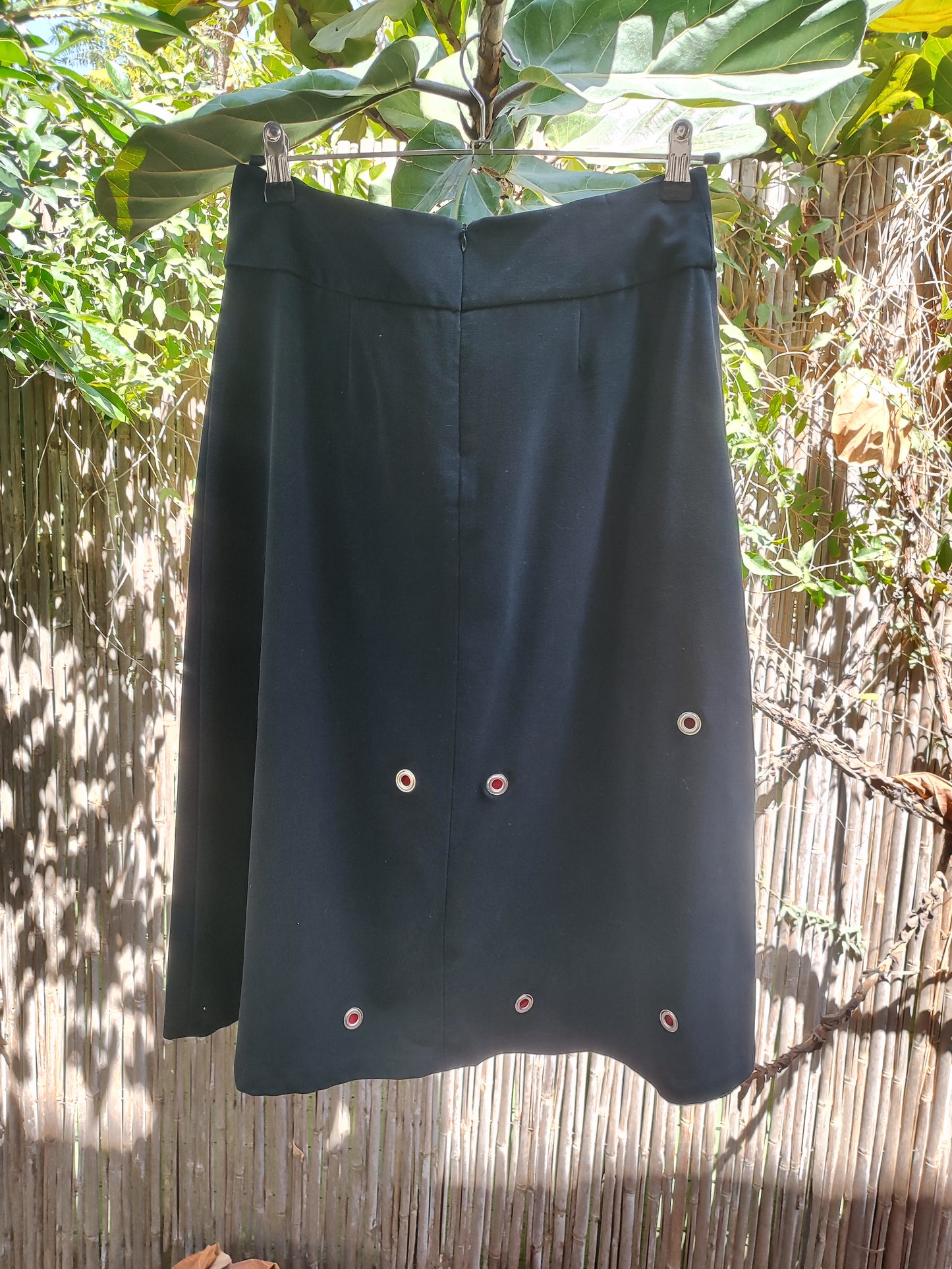 חצאית שחורה מעוצבת בעיגולים אדומים  - Image 4 by Ronen Chen