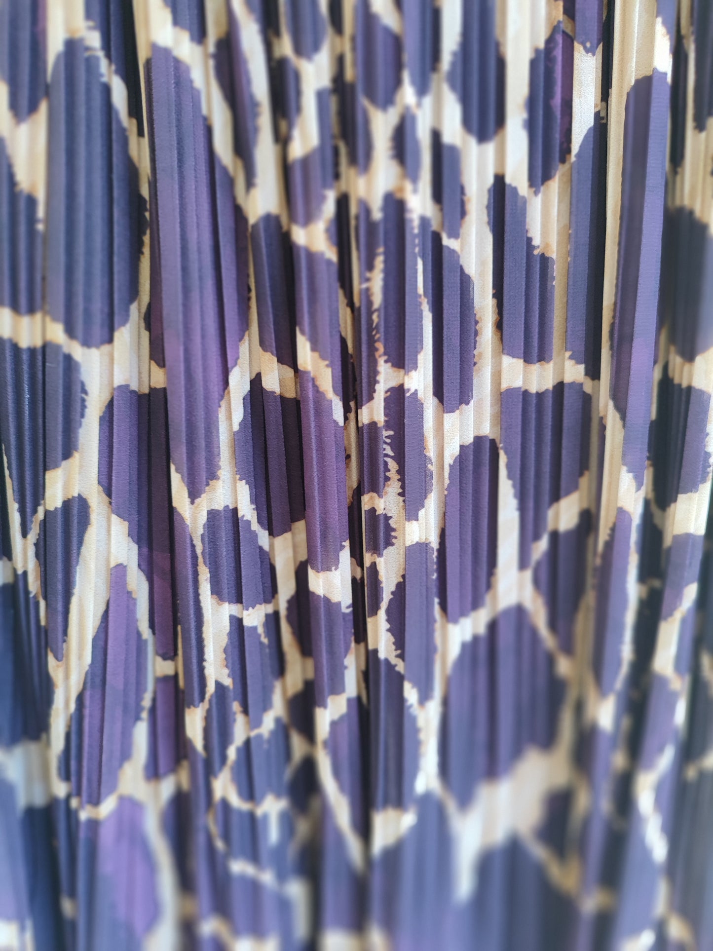 חצאית פליסה בהדפס גירף סגול בחגורת גומי מוזהבת by New Collection - Size S-M היקף מותן 72 ס"מ 