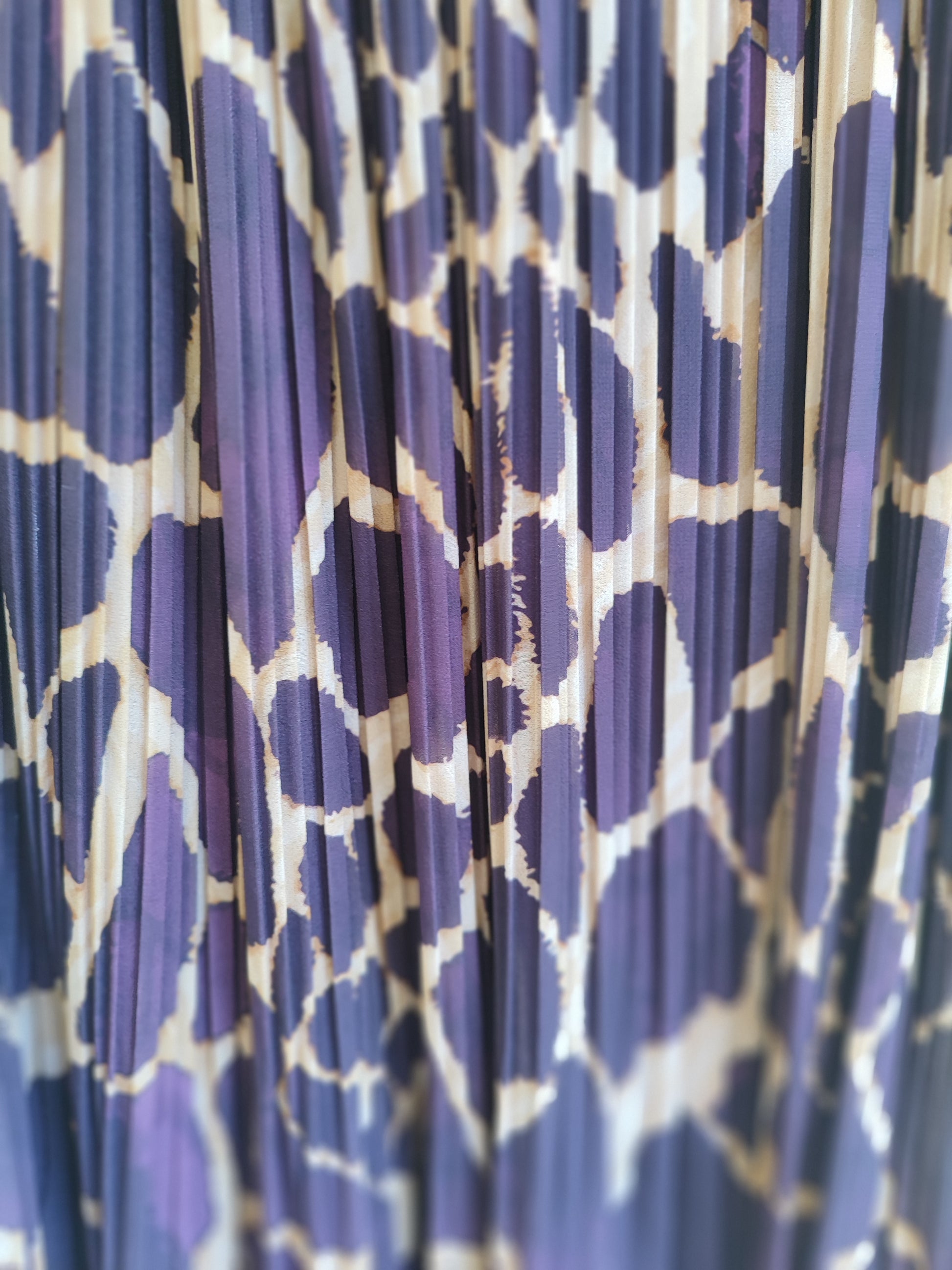 חצאית פליסה בהדפס גירף סגול בחגורת גומי מוזהבת by New Collection - Size S-M היקף מותן 72 ס"מ 