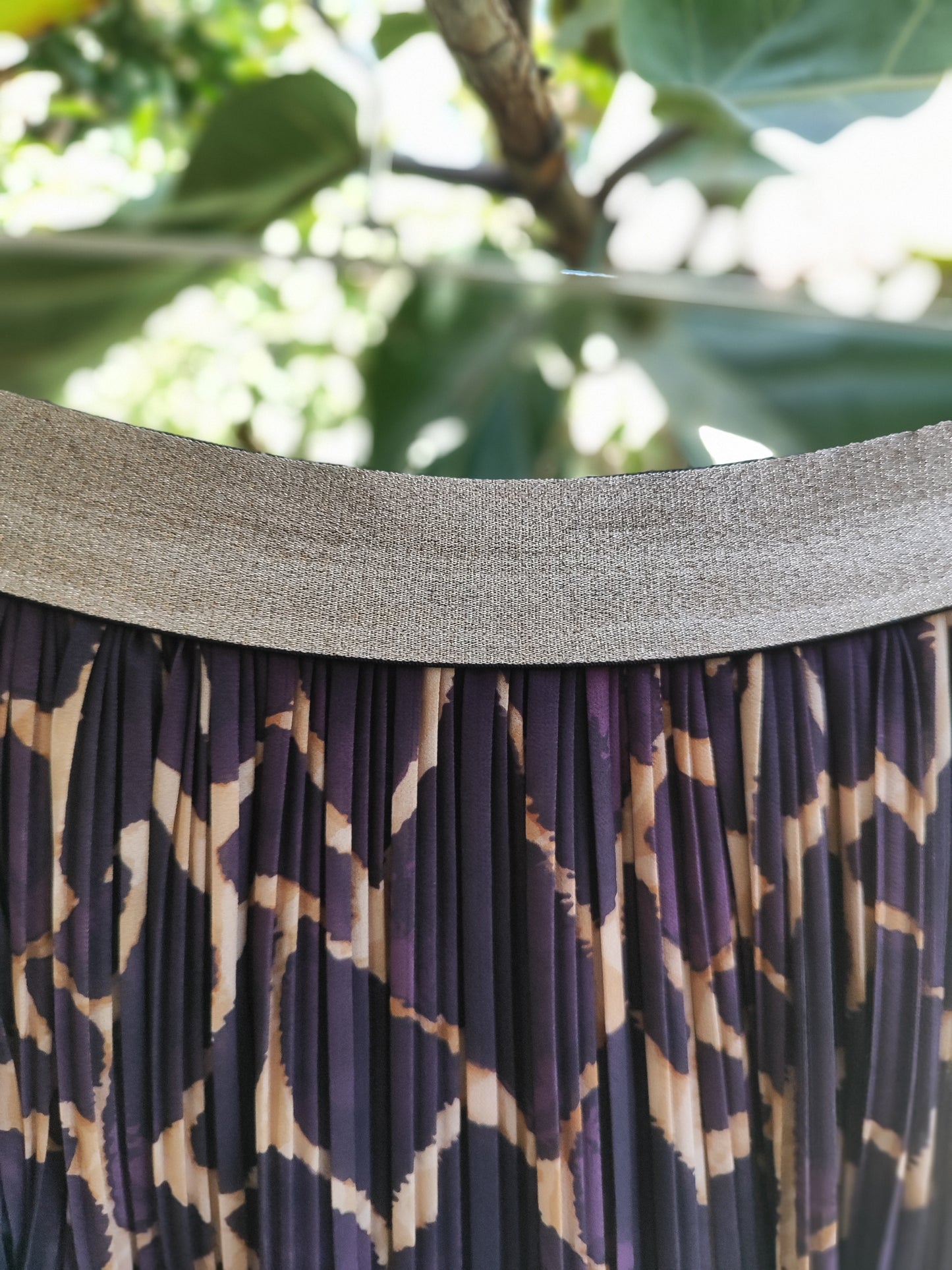 חצאית פליסה בהדפס גירף סגול בחגורת גומי מוזהבת - Image 2 by New Collection