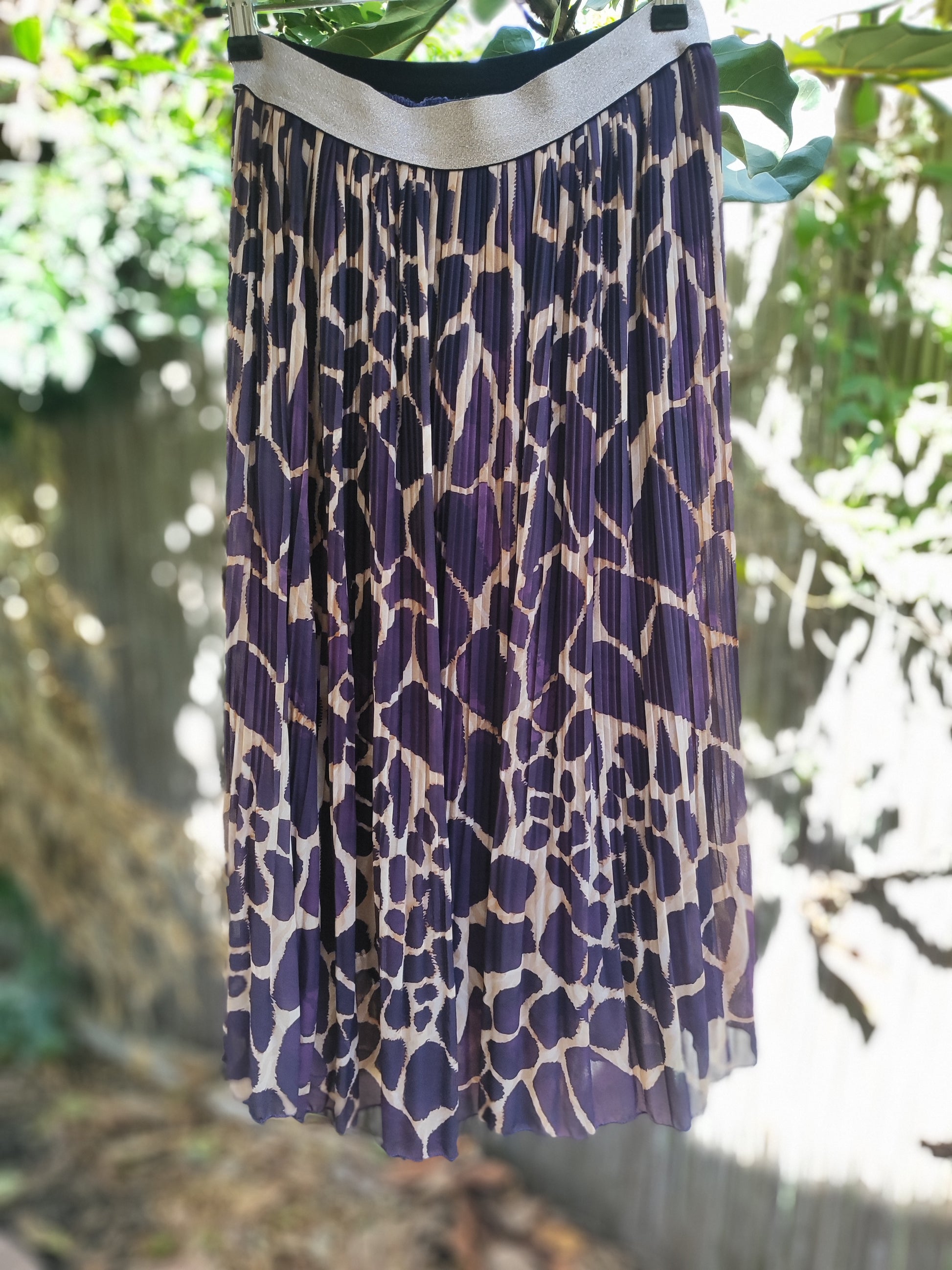 חצאית פליסה בהדפס גירף סגול בחגורת גומי מוזהבת - Image 3 by New Collection