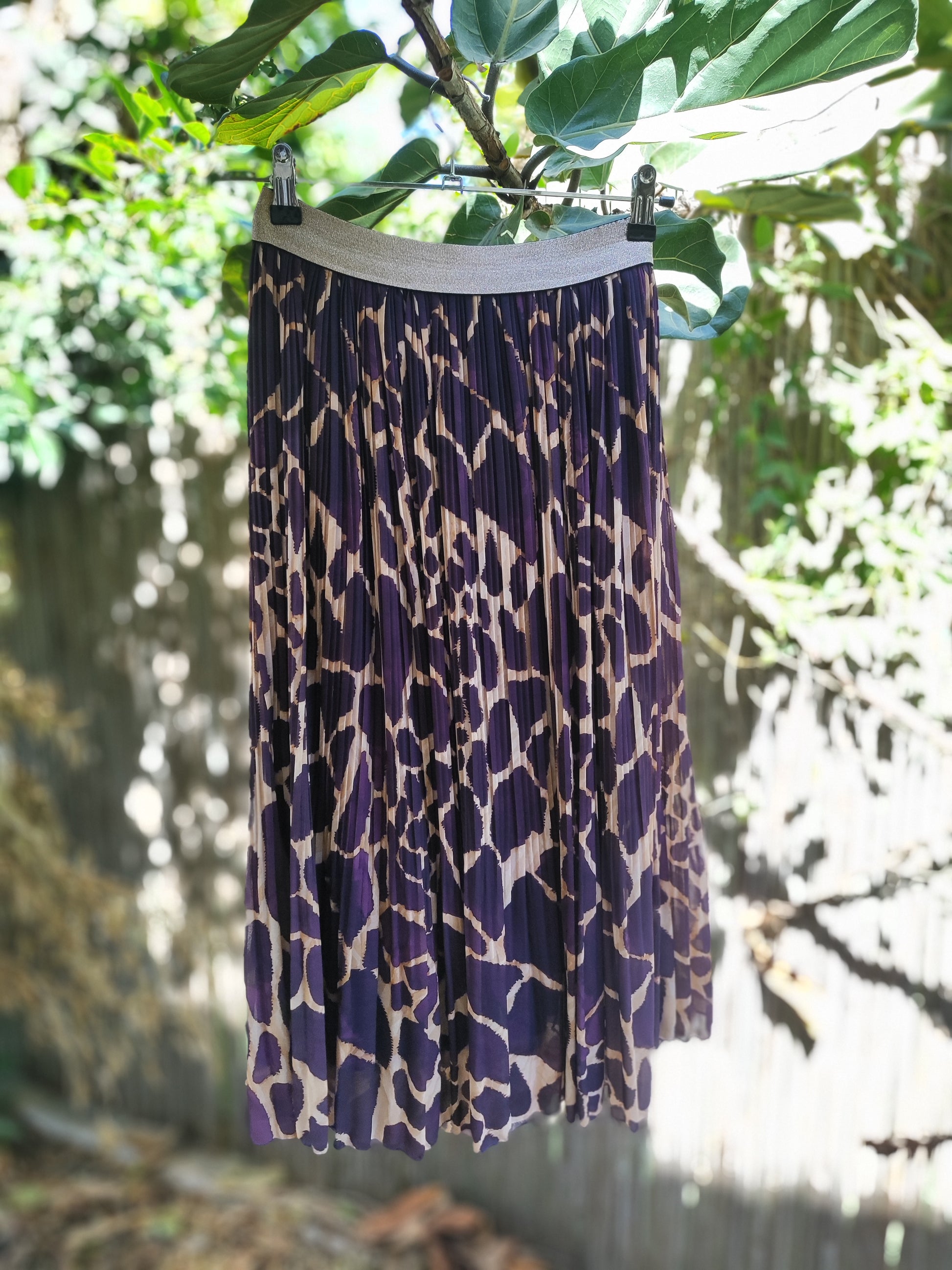 חצאית פליסה בהדפס גירף סגול בחגורת גומי מוזהבת - Image 4 by New Collection