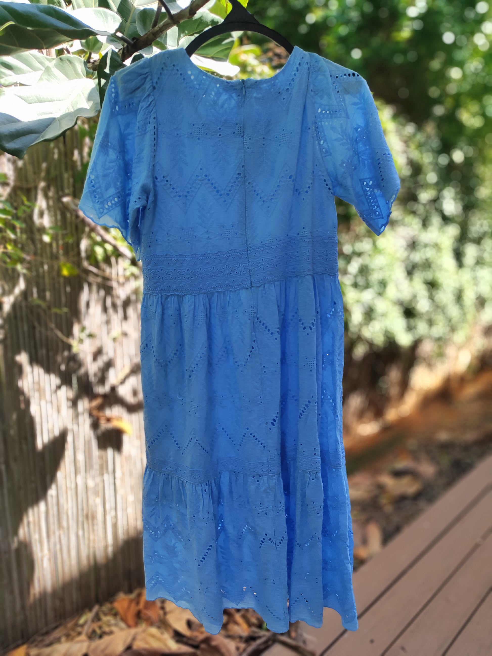 שמלה תכלת רקומה חיננית חגורה מותן מודגשתSeoul by Seoul - Size M