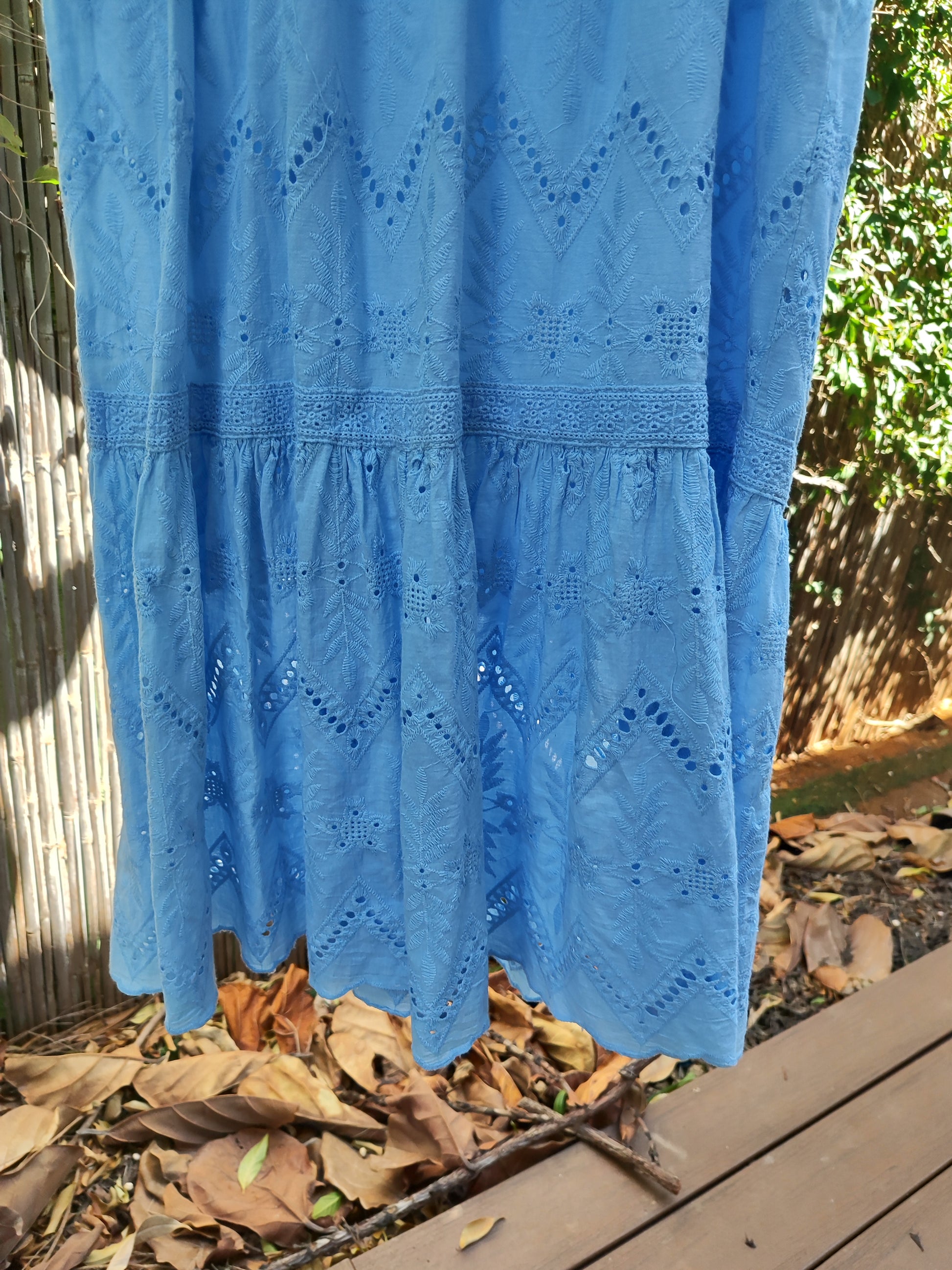 שמלה תכלת רקומה חיננית חגורה מותן מודגשתSeoul - Image 3 by Seoul