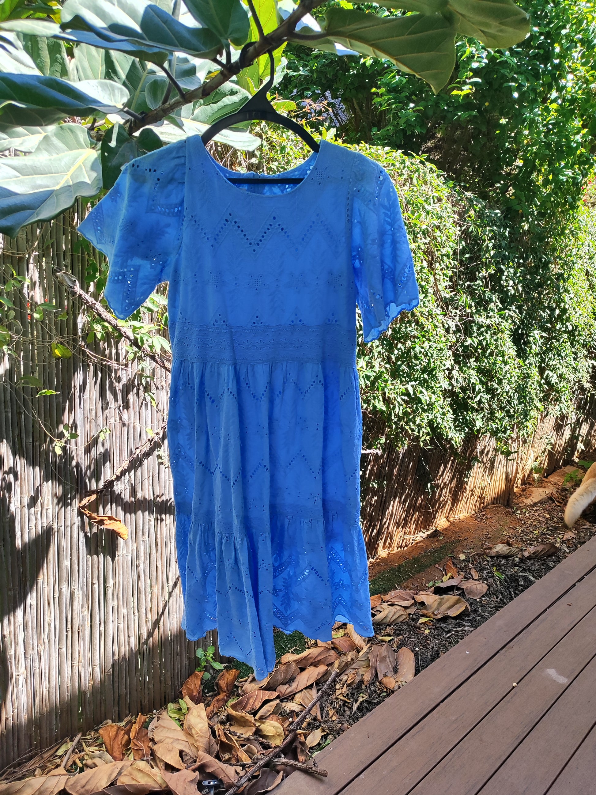 שמלה תכלת רקומה חיננית חגורה מותן מודגשתSeoul - Image 6 by Seoul