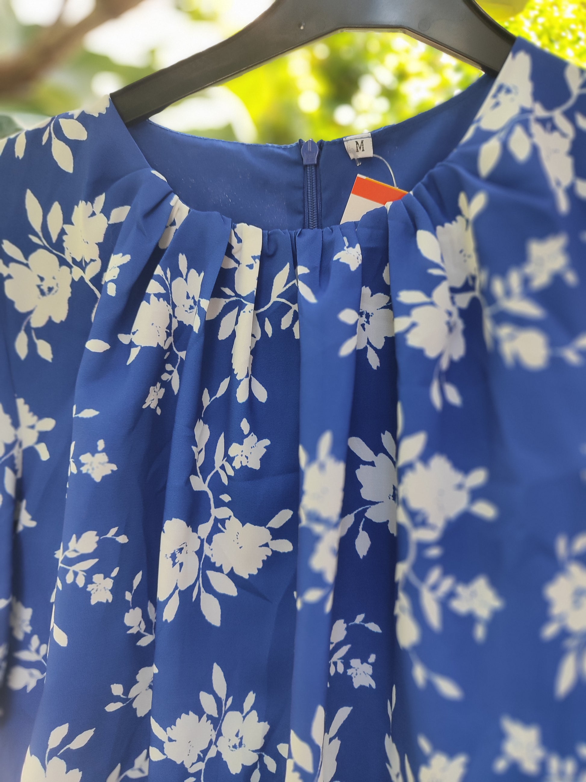 שמלת פרחים לבנה רקע כחול בתוספת ספירלת בד מתנפנפת - Size S-M היקף מותן 70 ס"מ 