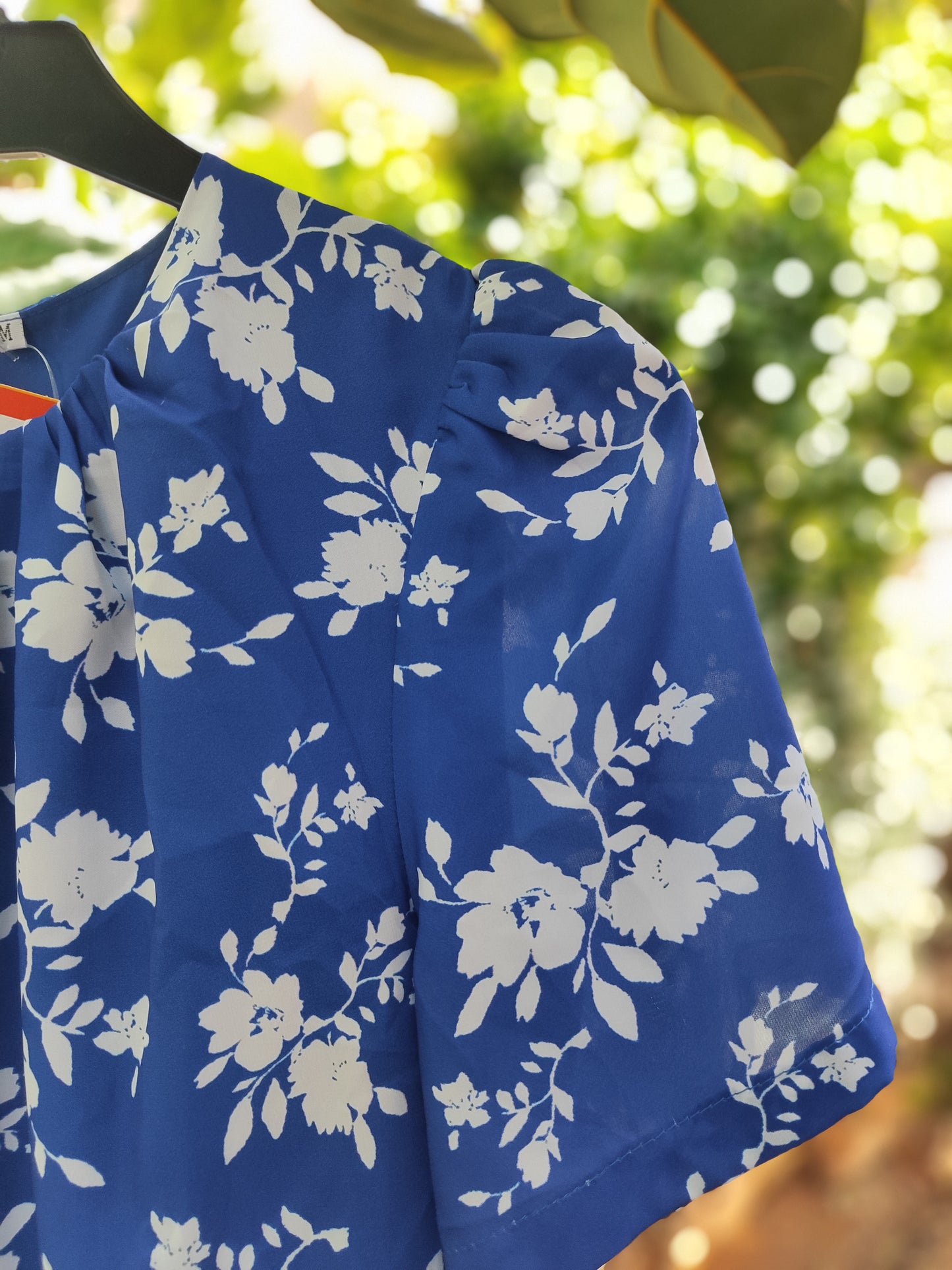 שמלת פרחים לבנה רקע כחול בתוספת ספירלת בד מתנפנפת - Image 2