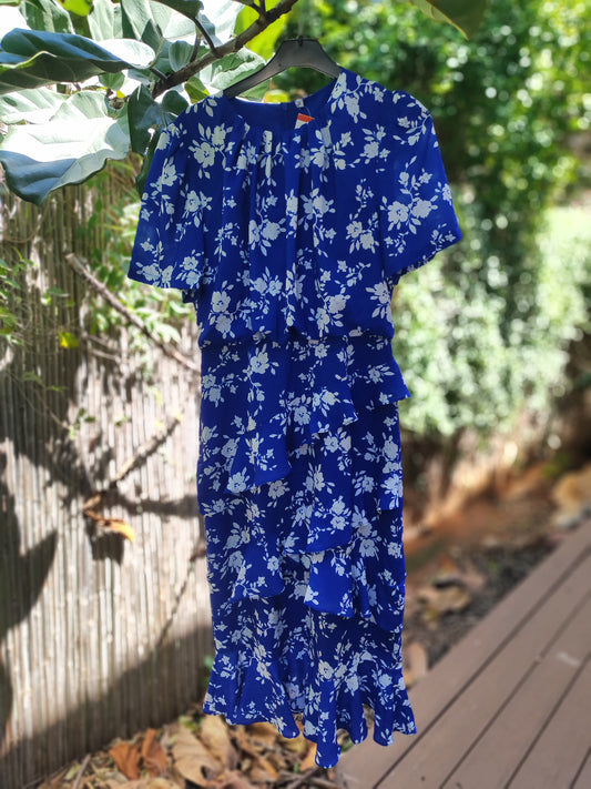 שמלת פרחים לבנה רקע כחול בתוספת ספירלת בד מתנפנפת - Image 4