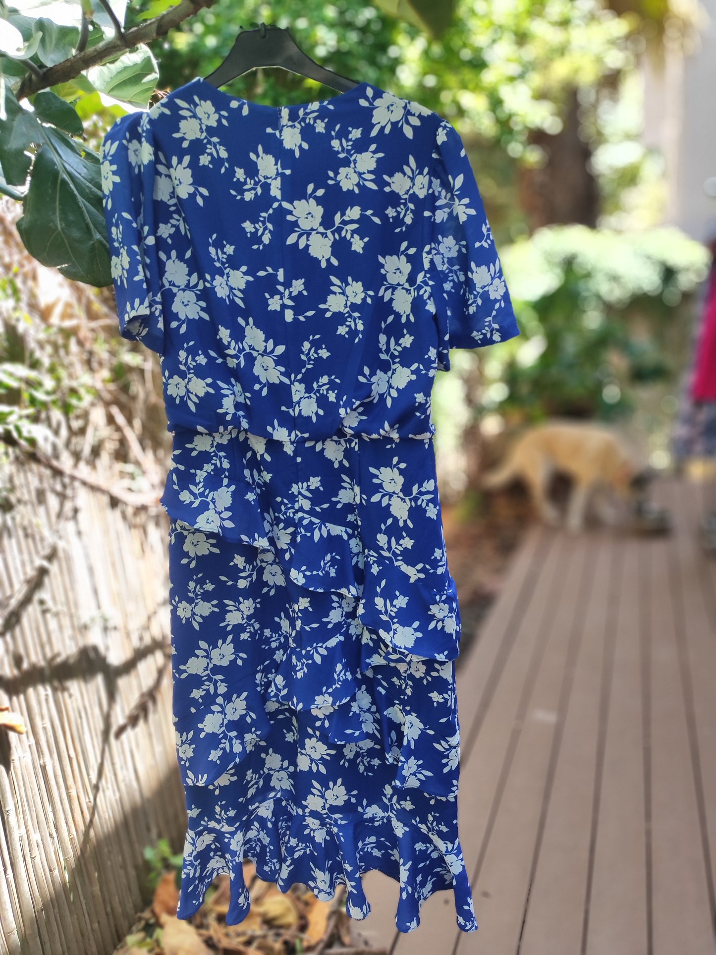 שמלת פרחים לבנה רקע כחול בתוספת ספירלת בד מתנפנפת - Image 3