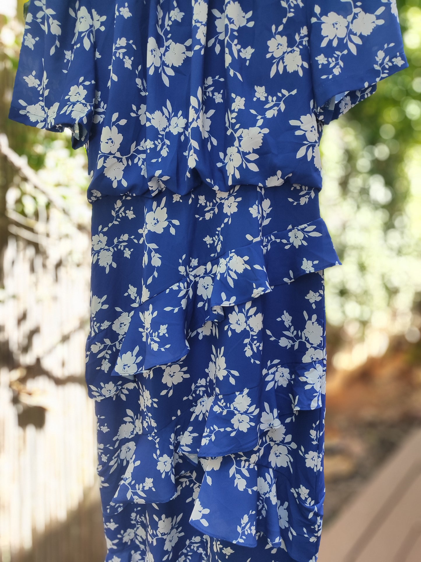 שמלת פרחים לבנה רקע כחול בתוספת ספירלת בד מתנפנפת - Image 5