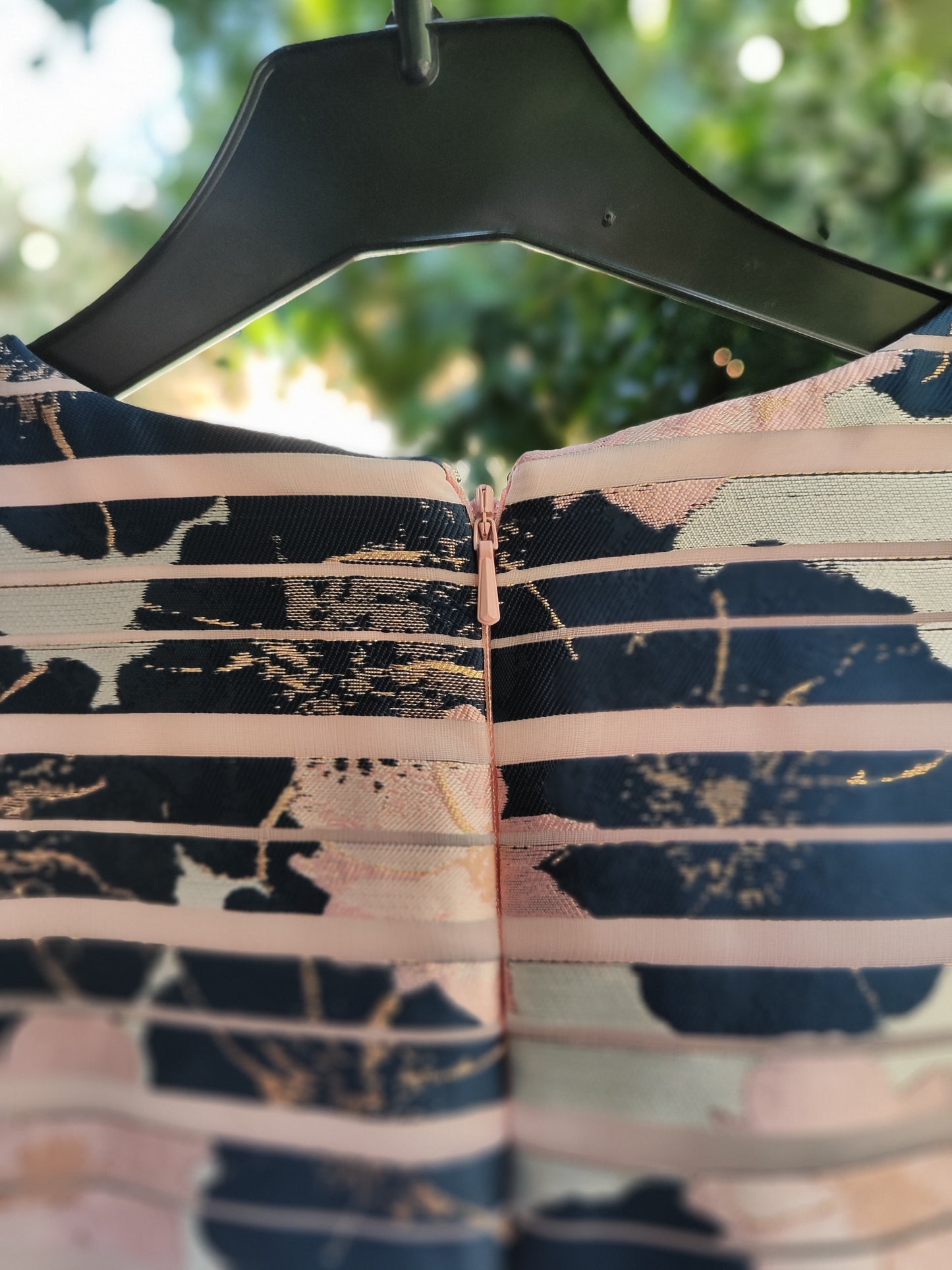 שמלת  אלגנטית פסים רוחביים על רקע פרחים בכחול ורוד Kay Unger by Kay Unger - Size M היקף מותן 76 ס"מ 