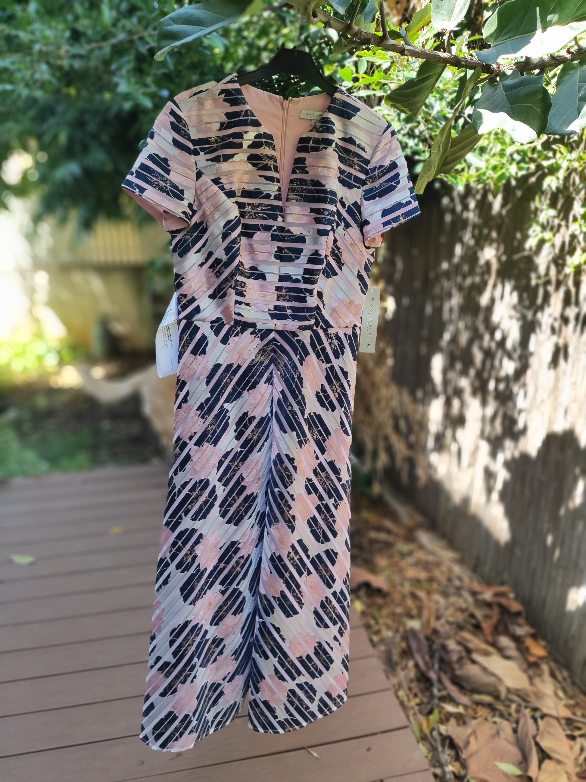 שמלת  אלגנטית פסים רוחביים על רקע פרחים בכחול ורוד Kay Unger - Image 2 by Kay Unger