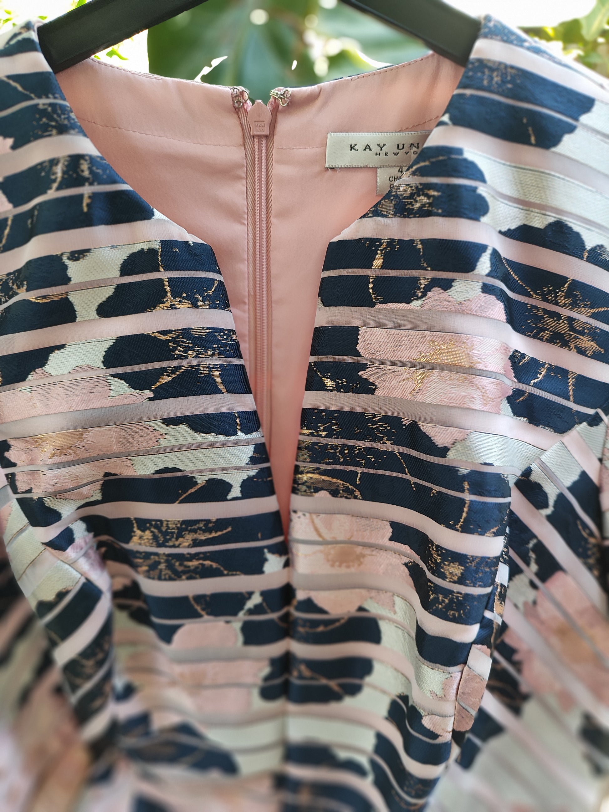 שמלת  אלגנטית פסים רוחביים על רקע פרחים בכחול ורוד Kay Unger - Image 3 by Kay Unger