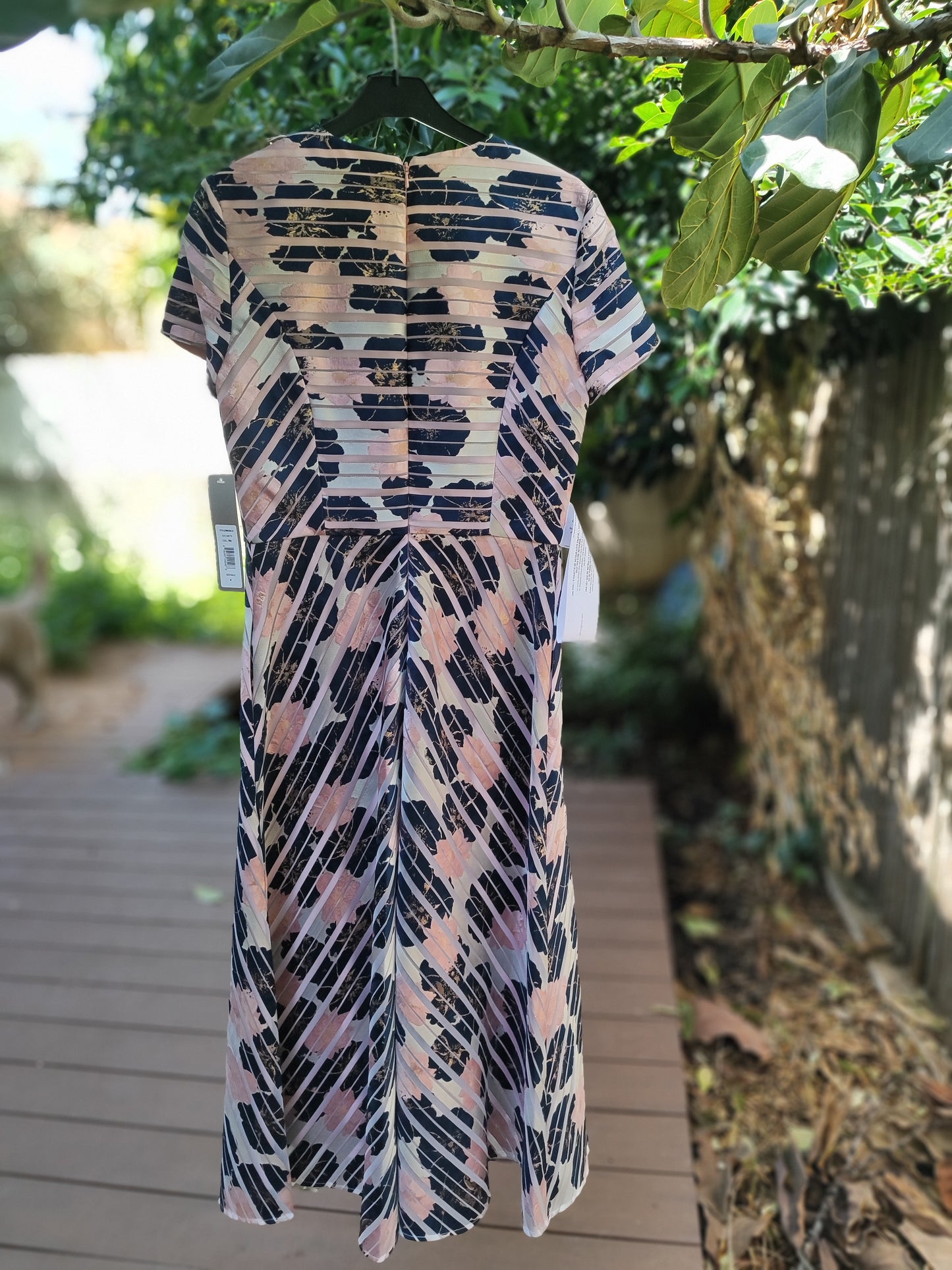 שמלת  אלגנטית פסים רוחביים על רקע פרחים בכחול ורוד Kay Unger - Image 4 by Kay Unger