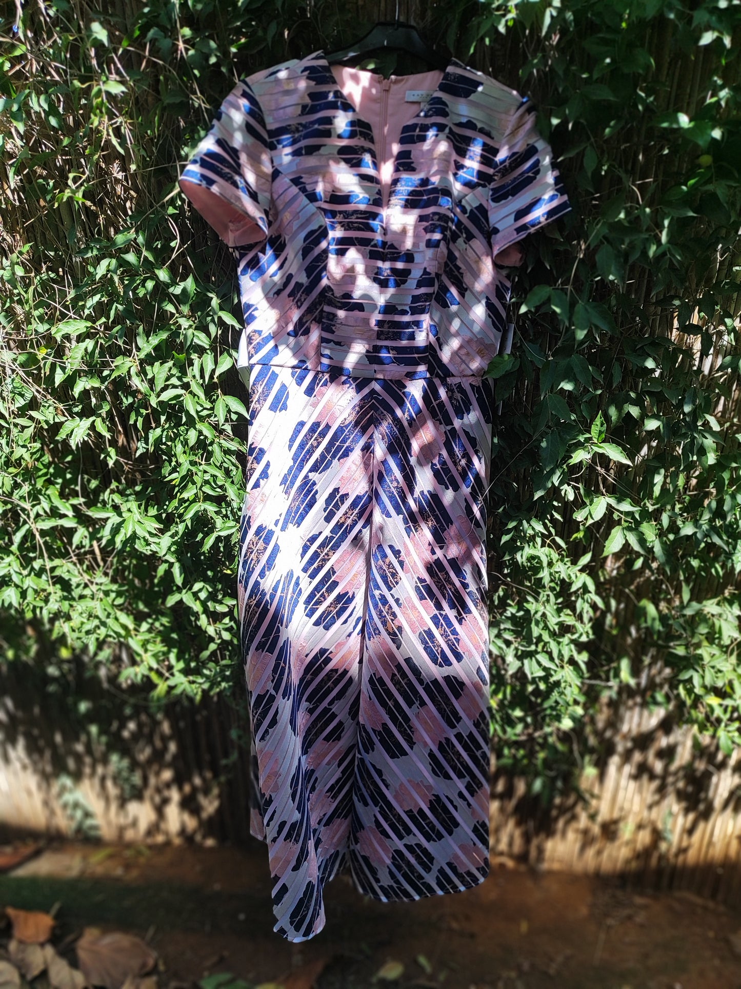 שמלת  אלגנטית פסים רוחביים על רקע פרחים בכחול ורוד Kay Unger - Image 5 by Kay Unger