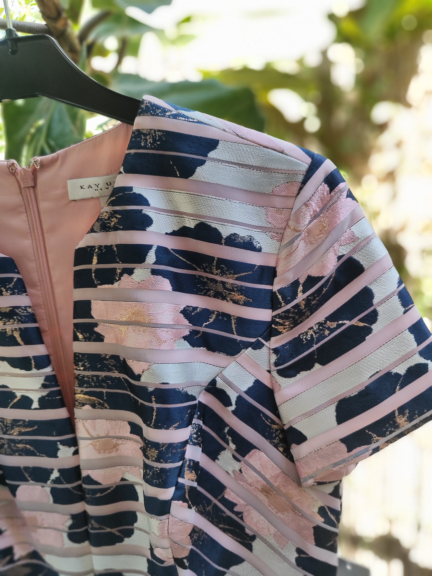 שמלת  אלגנטית פסים רוחביים על רקע פרחים בכחול ורוד Kay Unger - Image 6 by Kay Unger