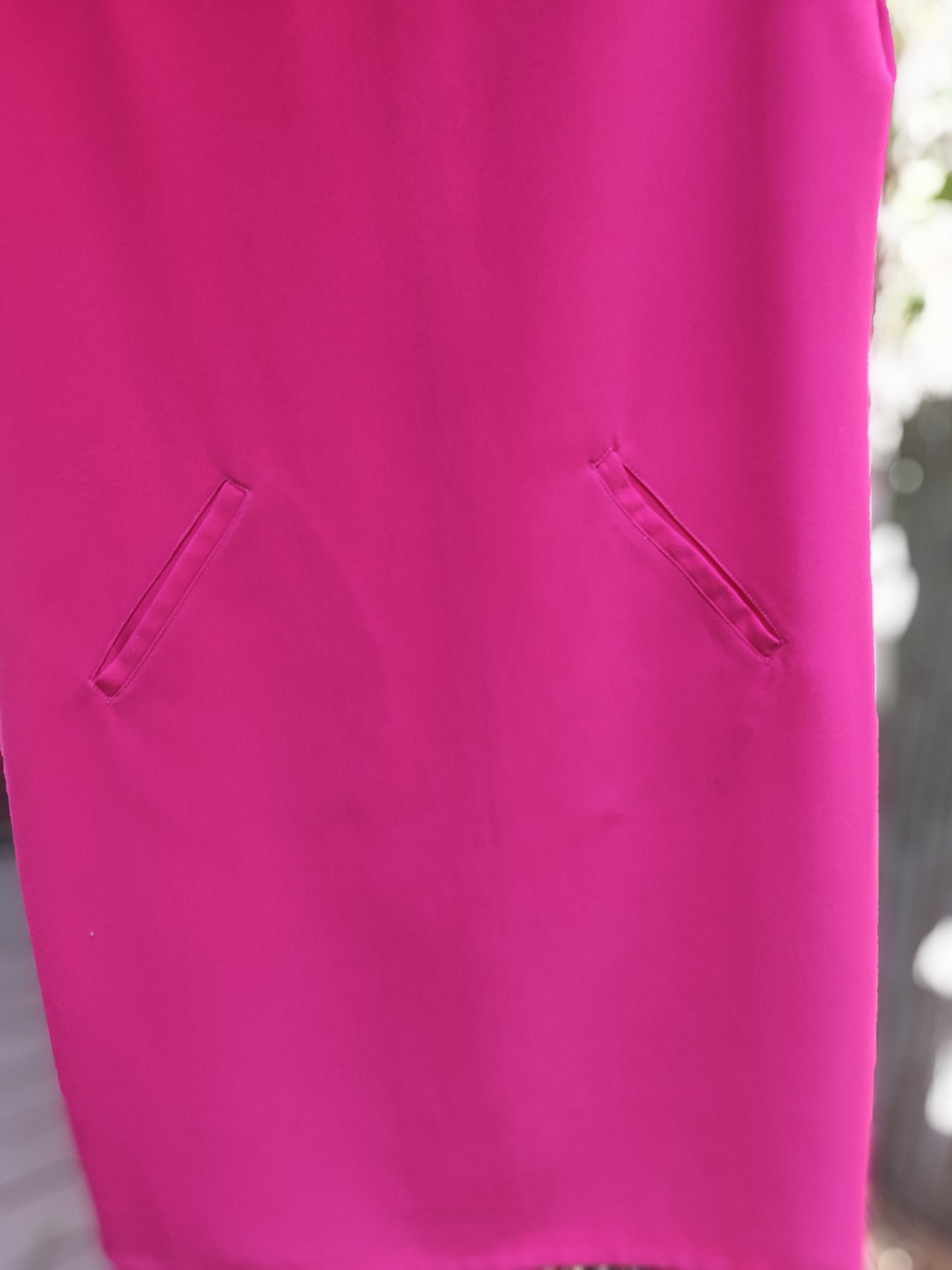 שמלת ורוד עז ישרה עם כיסים Maggie London - Image 3 by Maggie London