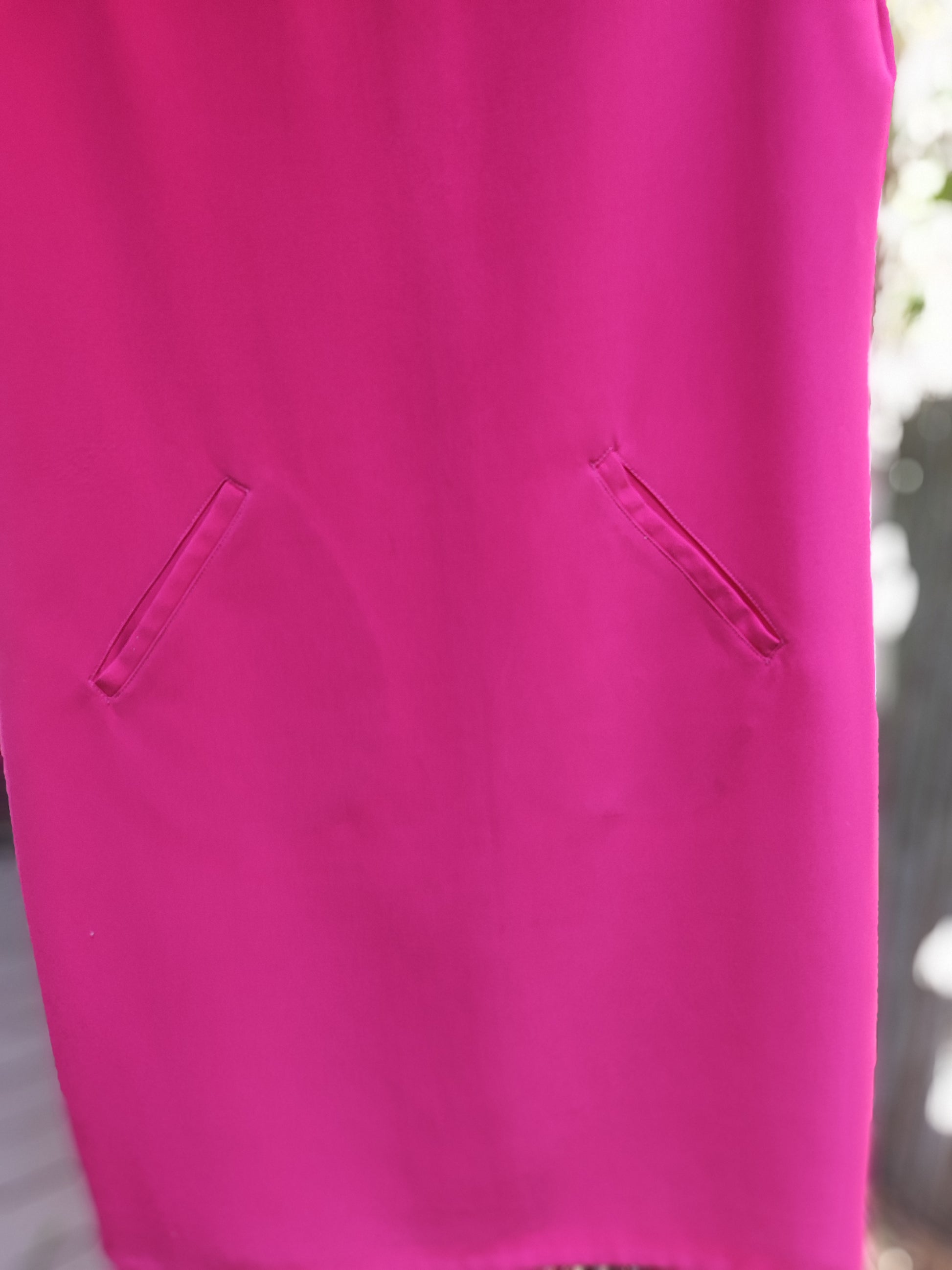 שמלת ורוד עז ישרה עם כיסים Maggie London - Image 3 by Maggie London