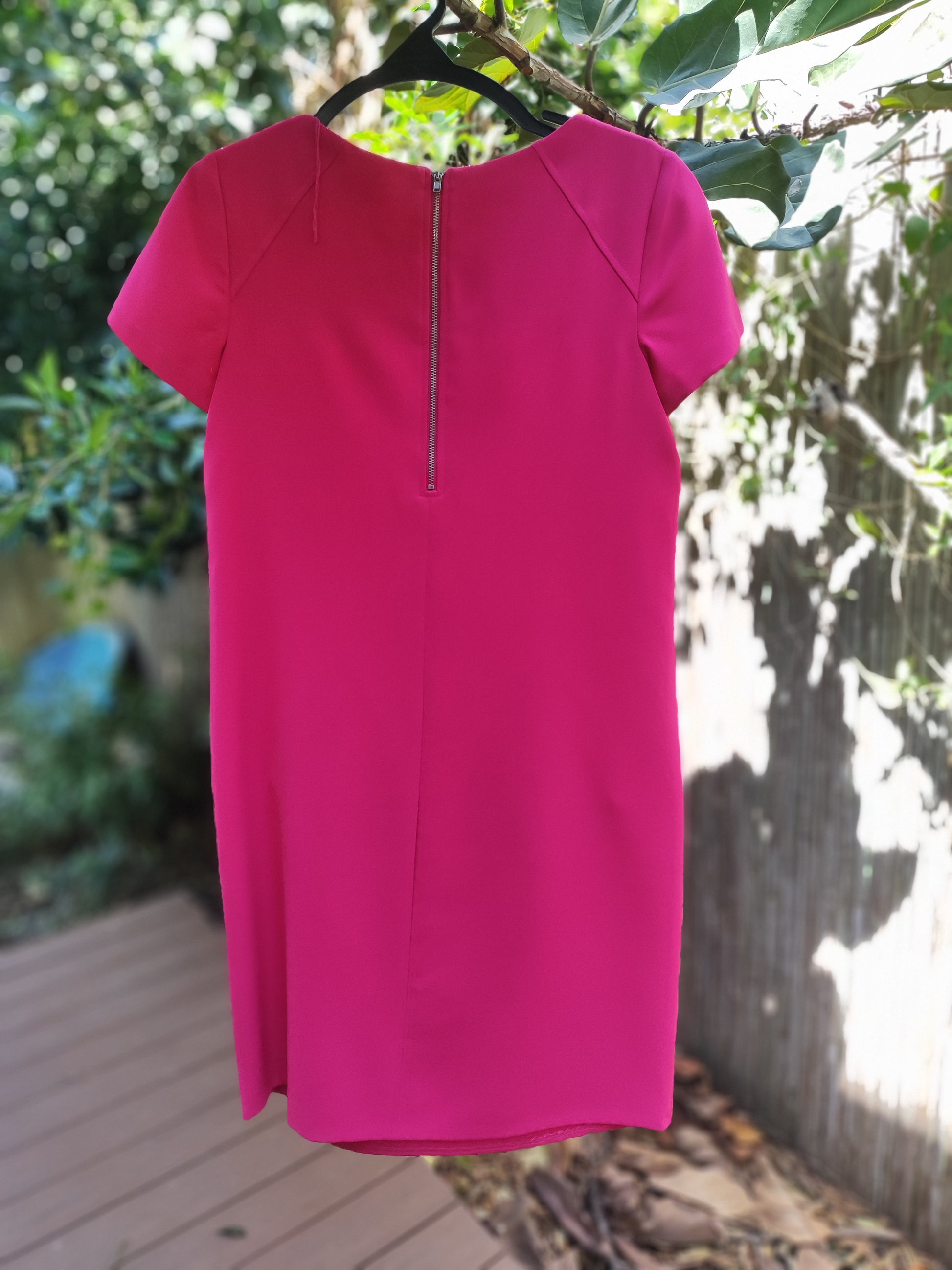 שמלת ורוד עז ישרה עם כיסים Maggie London - Image 4 by Maggie London