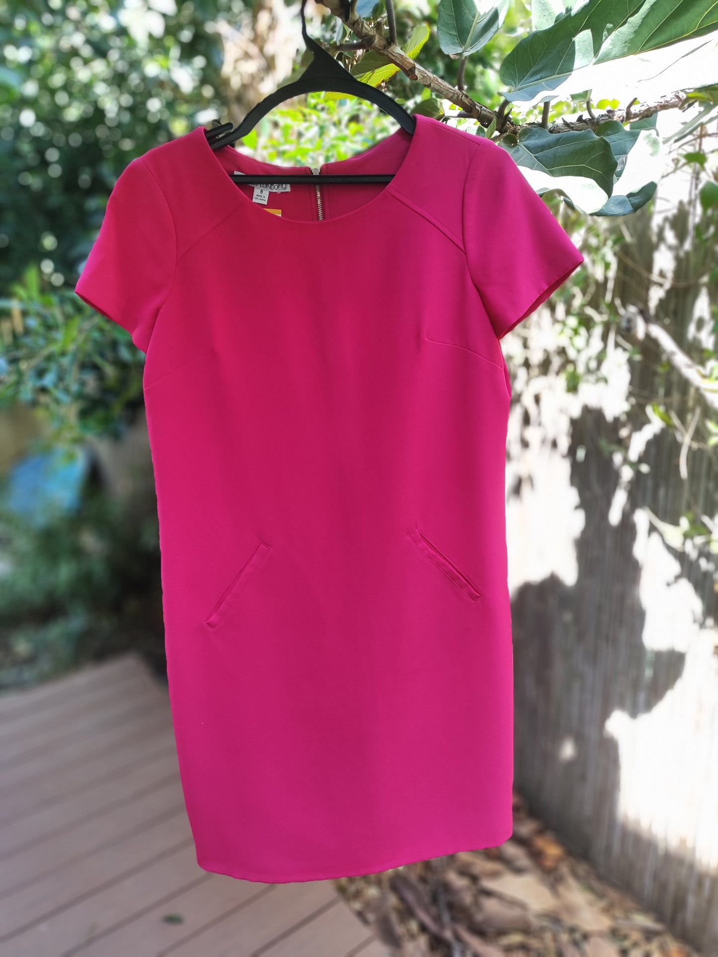 שמלת ורוד עז ישרה עם כיסים Maggie London - Image 6 by Maggie London