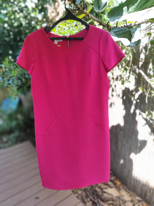 שמלת ורוד עז ישרה עם כיסים Maggie London - Image 6 by Maggie London