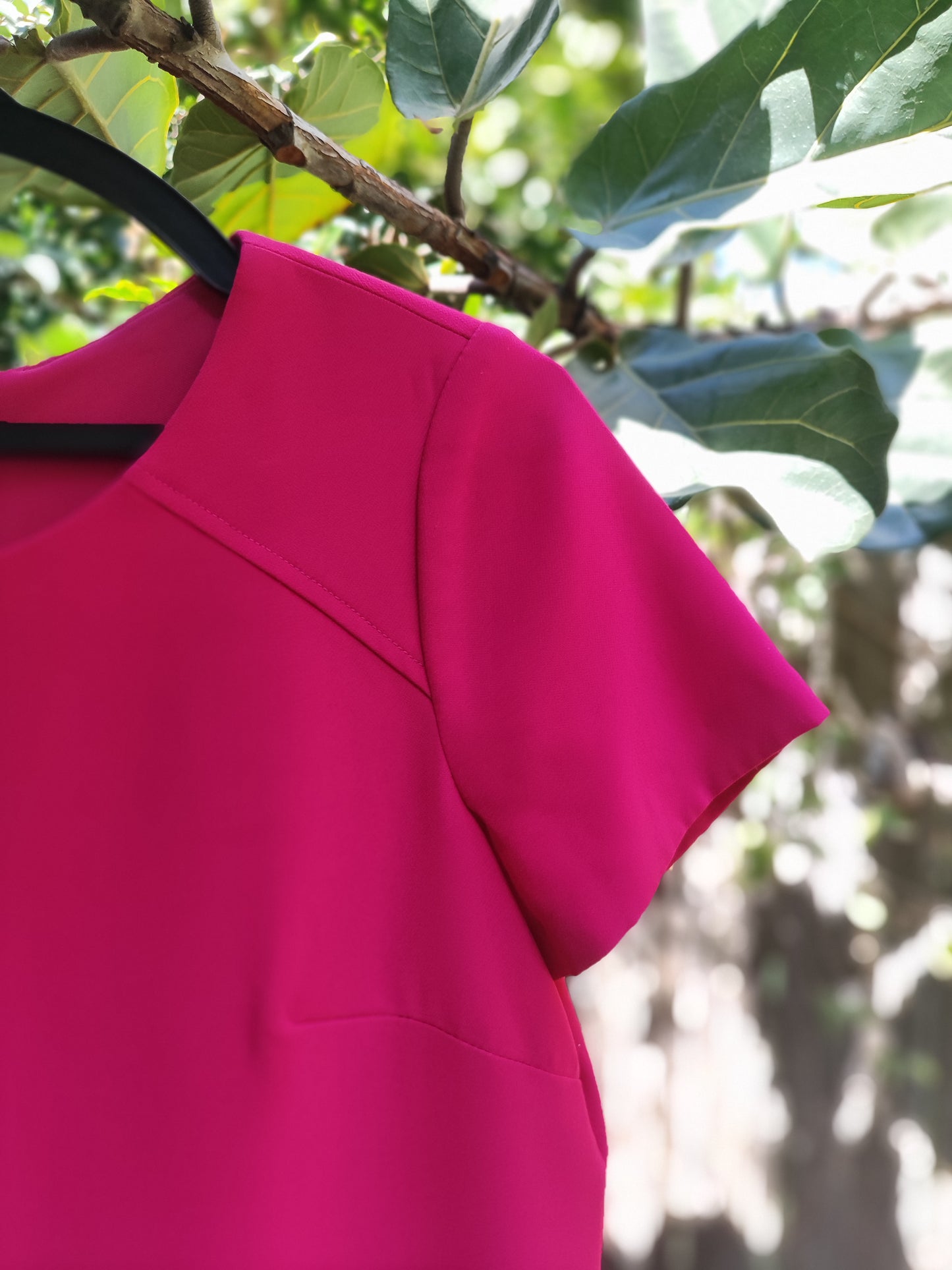 שמלת ורוד עז ישרה עם כיסים Maggie London - Image 5 by Maggie London