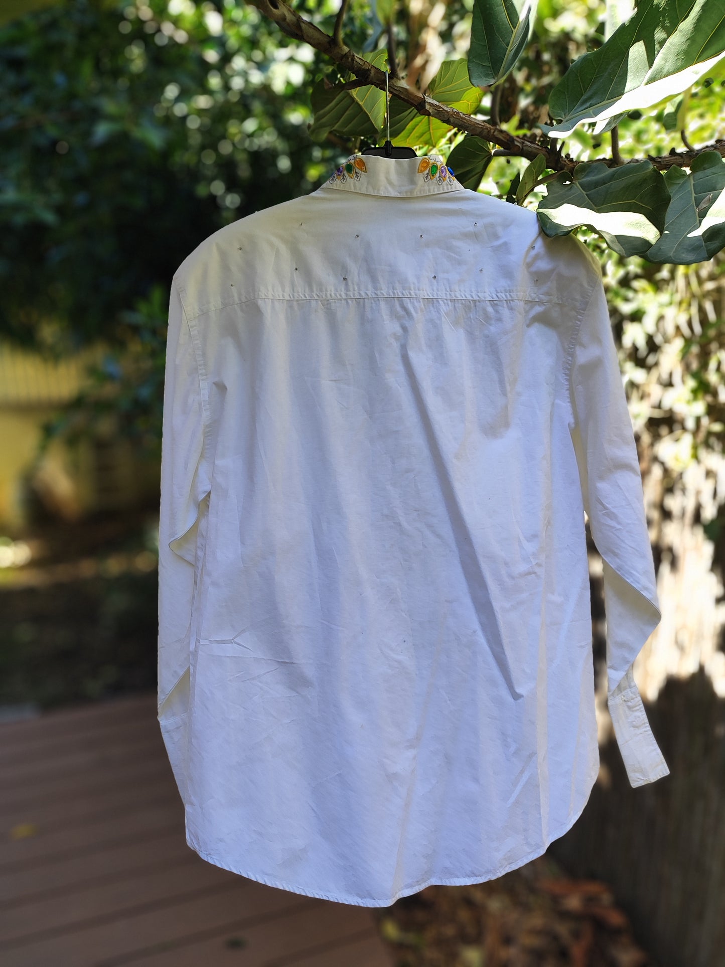   חולצה מכופתרת אבני צבעים בצווארון וחרוזים שקופים בחזה - Image 3 by Nicassio