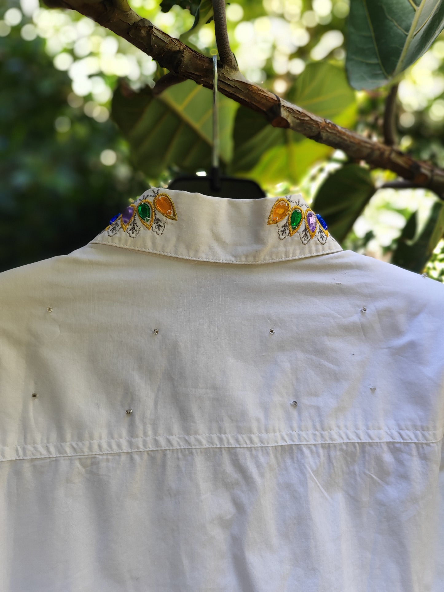   חולצה מכופתרת אבני צבעים בצווארון וחרוזים שקופים בחזה - Image 4 by Nicassio