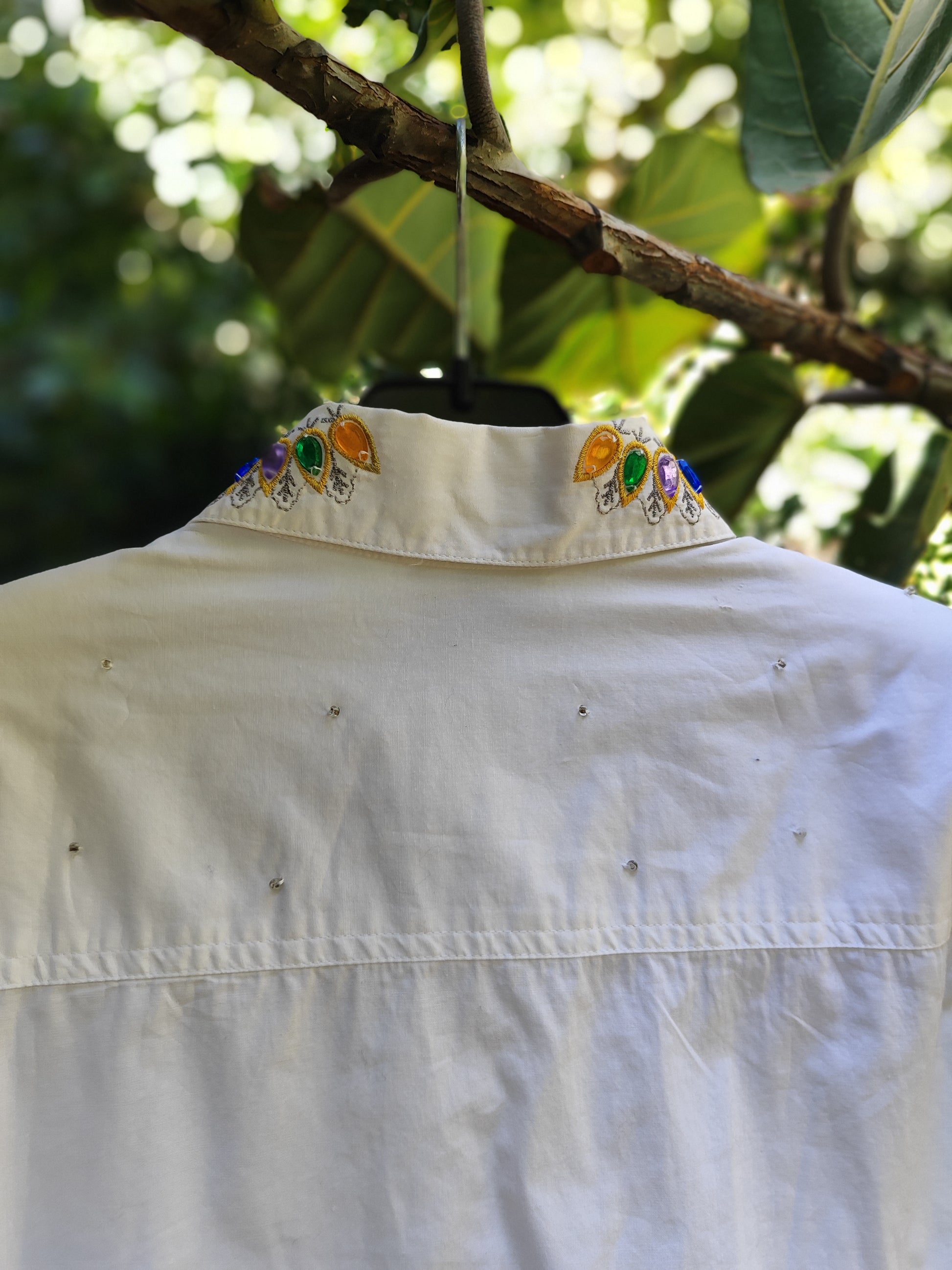   חולצה מכופתרת אבני צבעים בצווארון וחרוזים שקופים בחזה - Image 4 by Nicassio