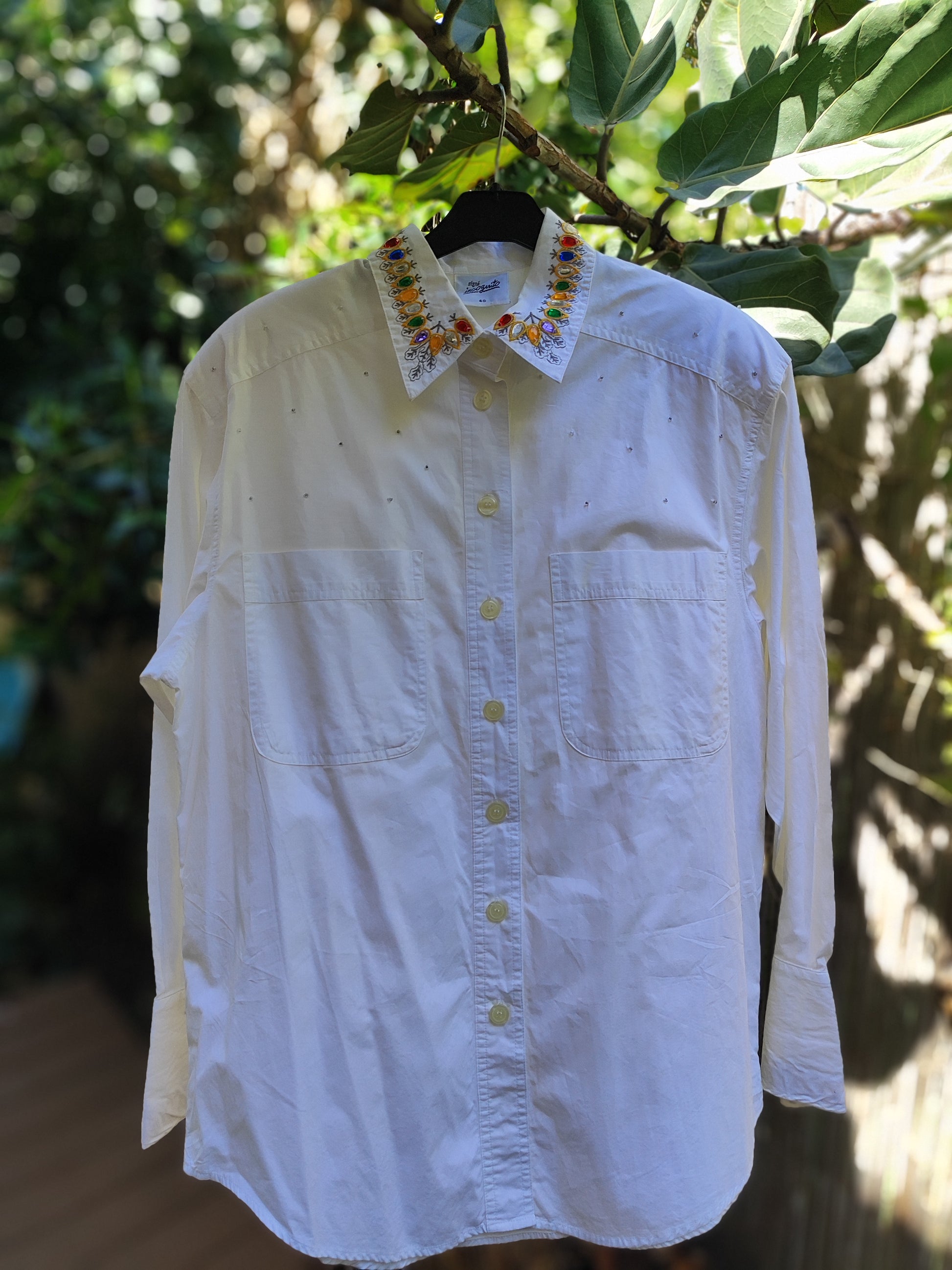   חולצה מכופתרת אבני צבעים בצווארון וחרוזים שקופים בחזה - Image 5 by Nicassio