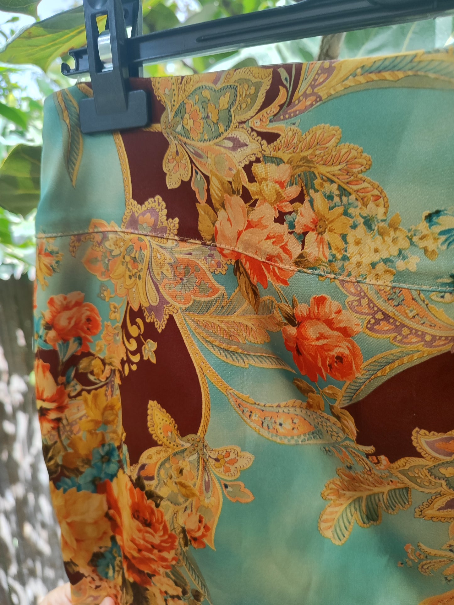 חצאית עפרון במראה יפני מבריק ופרחוני.  - Size L היקף מותן 90 ס"מ 