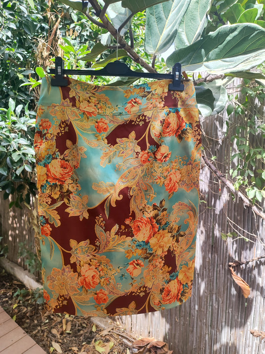 חצאית עפרון במראה יפני מבריק ופרחוני.  - Image 2