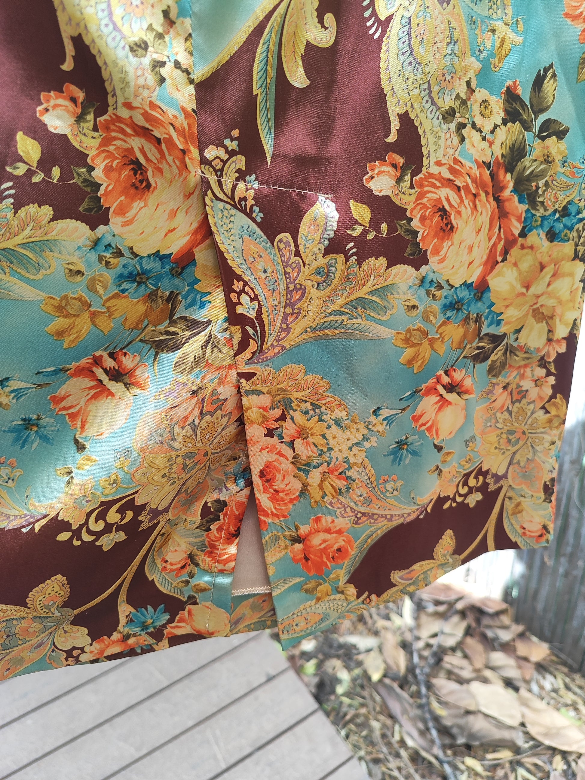 חצאית עפרון במראה יפני מבריק ופרחוני.  - Image 3