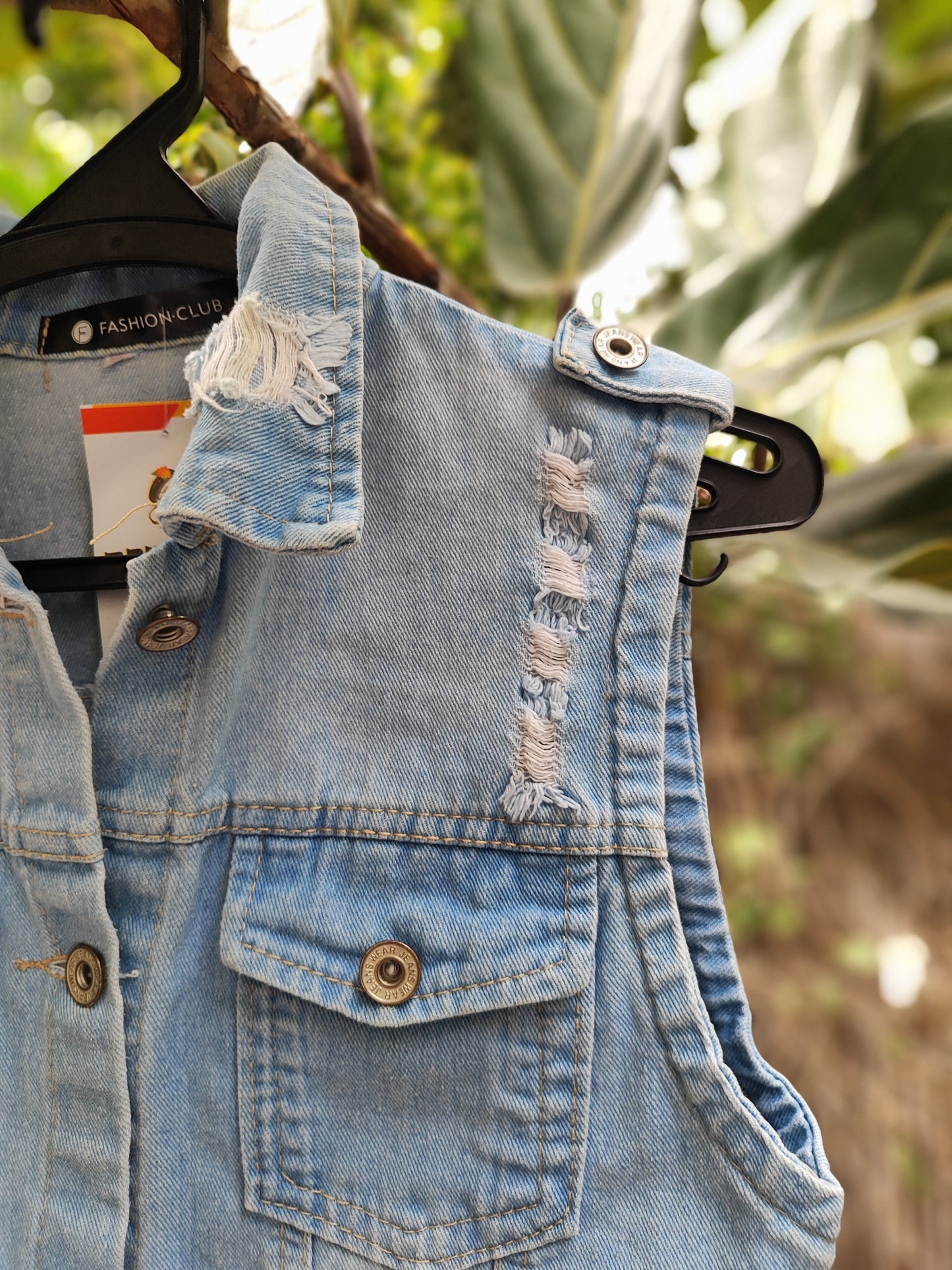 וסט ג׳ינס קרוע שיקי וחתיכי  - Image 2 by Fashion Club