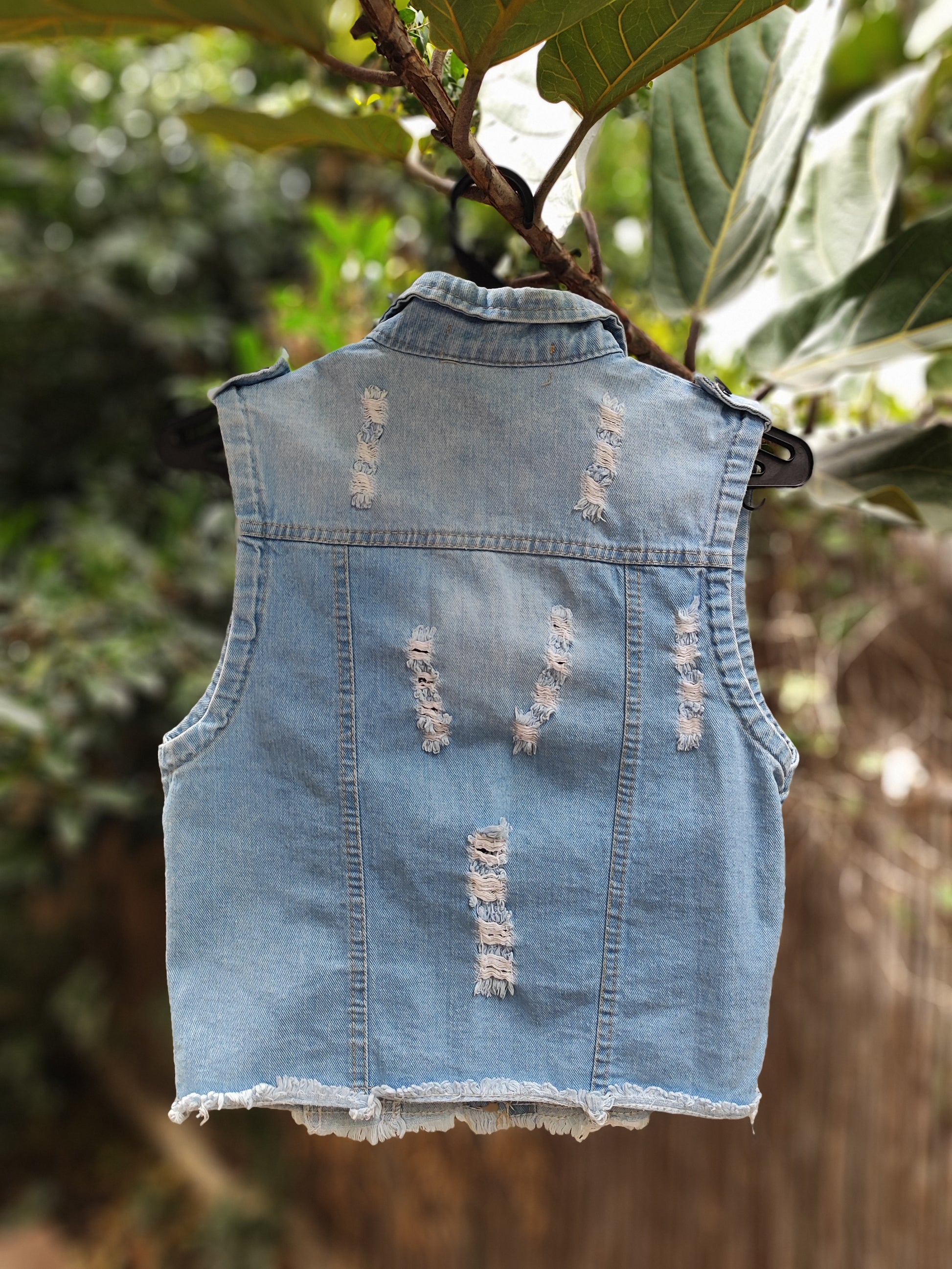 וסט ג׳ינס קרוע שיקי וחתיכי  - Image 3 by Fashion Club