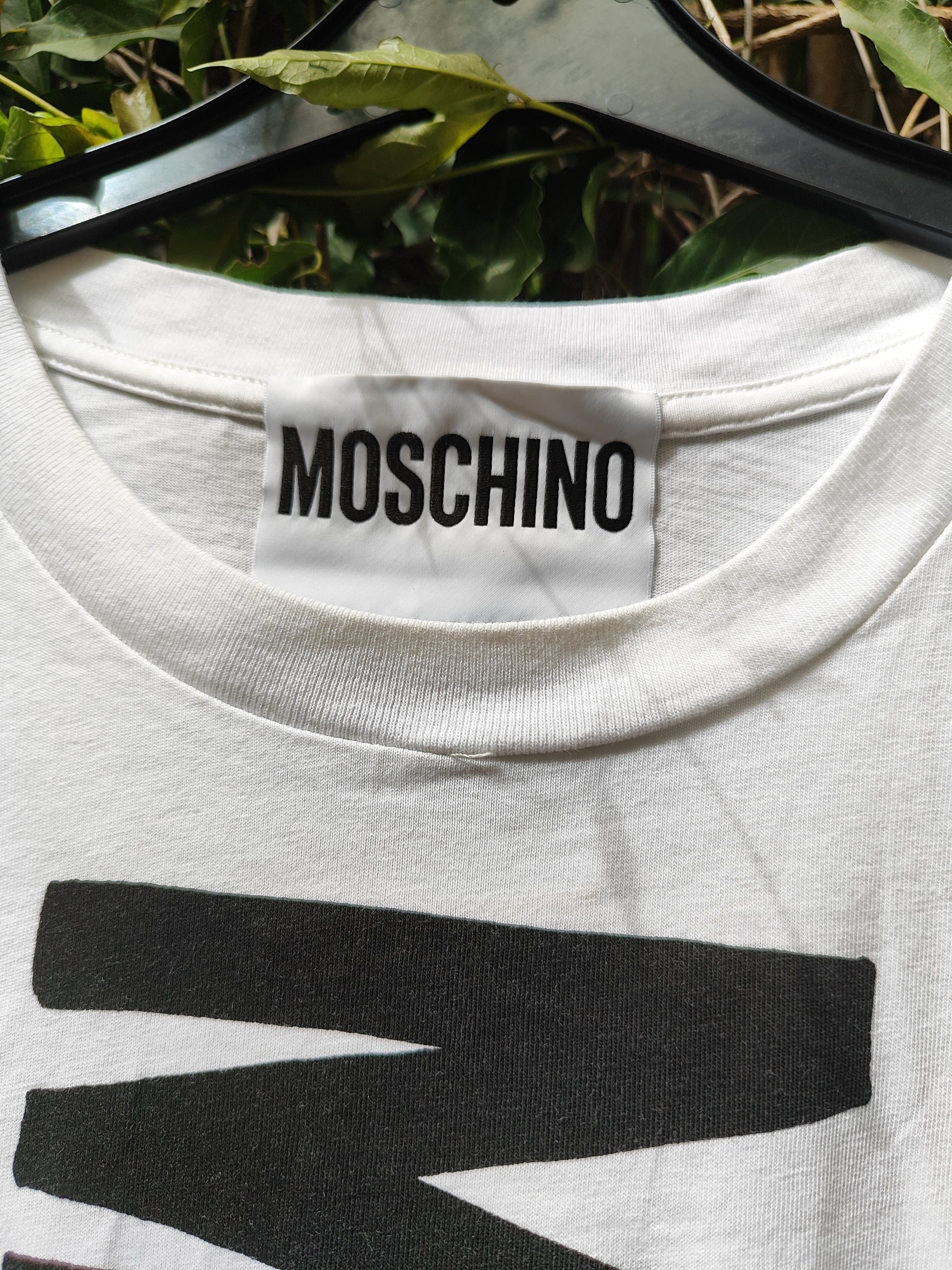 טי שירט לבנה בלוגו שחור אנכי Moschino - Image 4 by Moschino