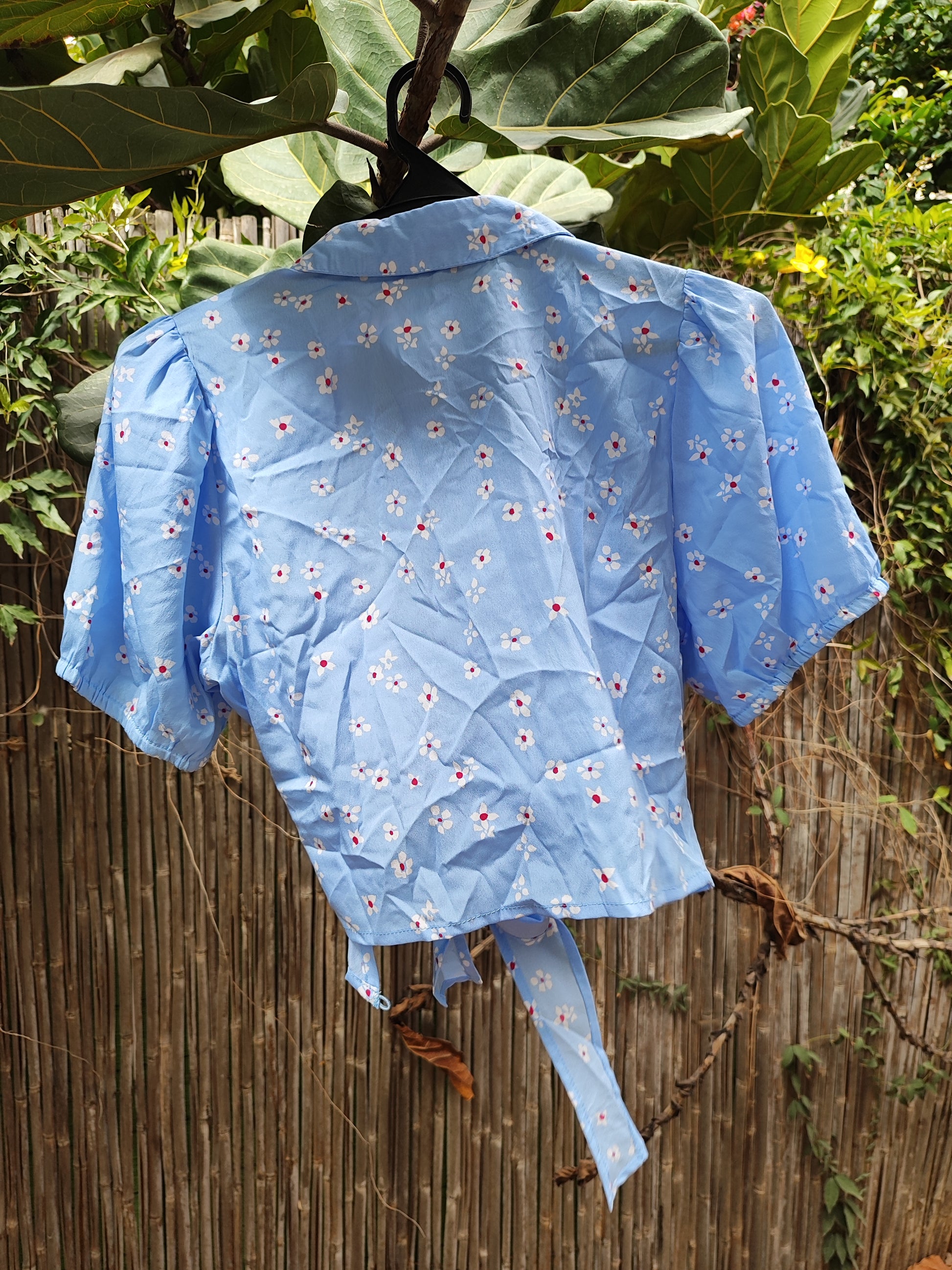 טופ מעטפת תכלת פרחים לבנים בנגיעות אדום - Size S-M
