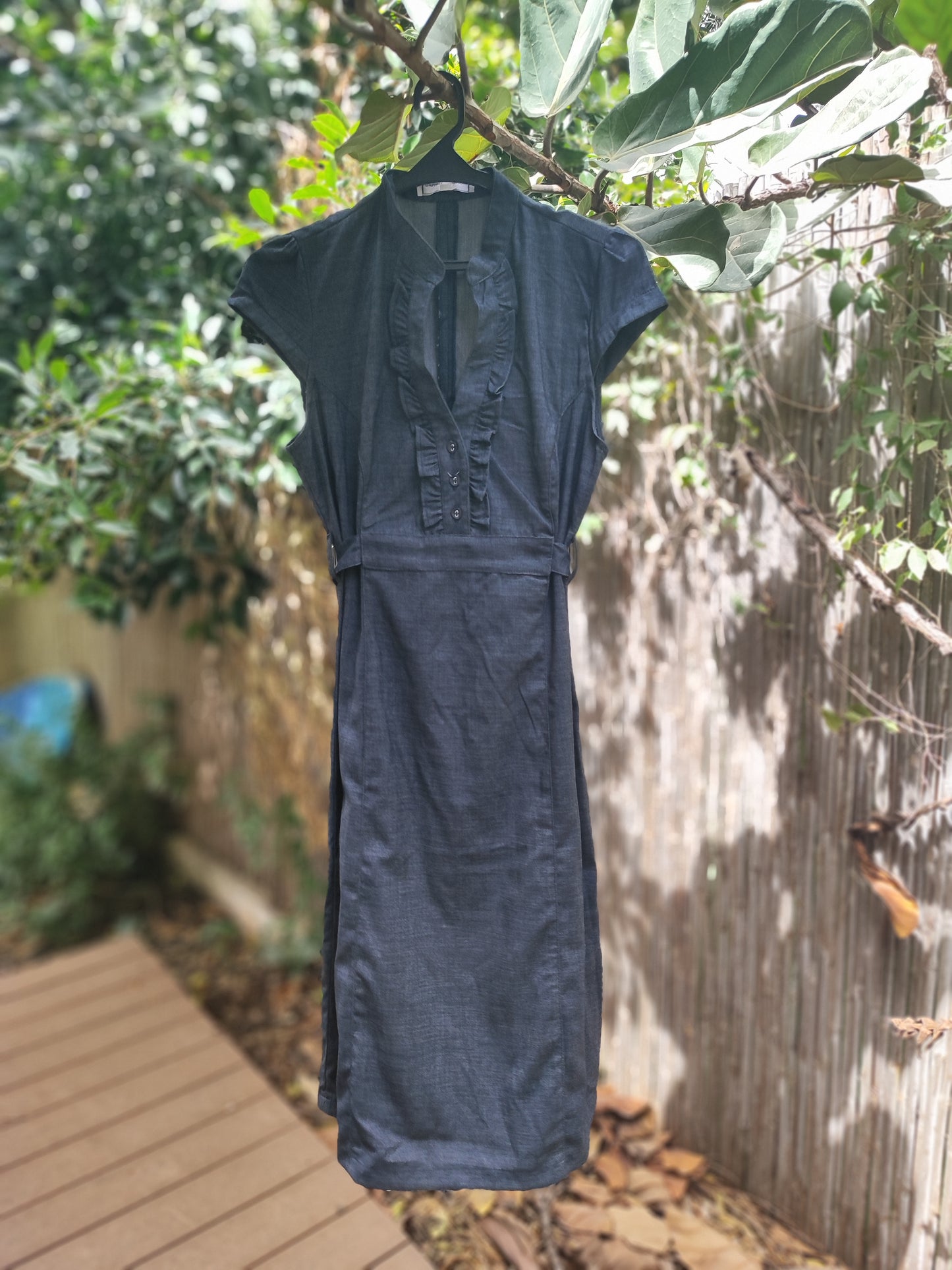 שמלת ג'ינס רומנטית וילונות בחזה. דפנה לוינסון.  - Image 5 by דפנה לוינסון