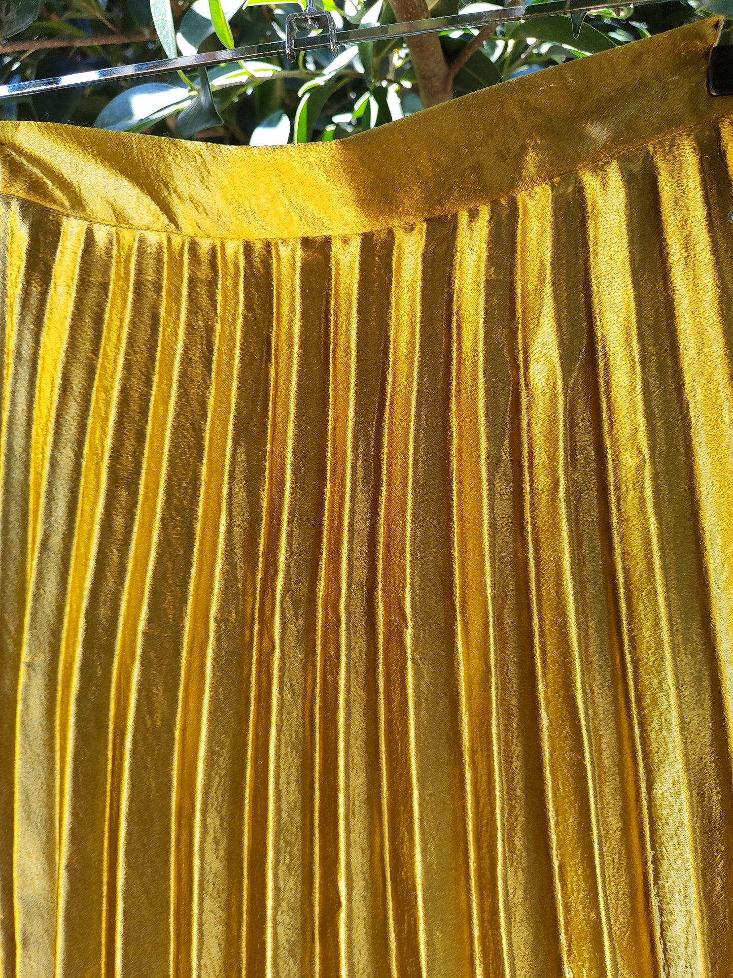 חצאית פליסה זהב נוצץ . DIFFUSE.  - Image 2 by DIFFUSE