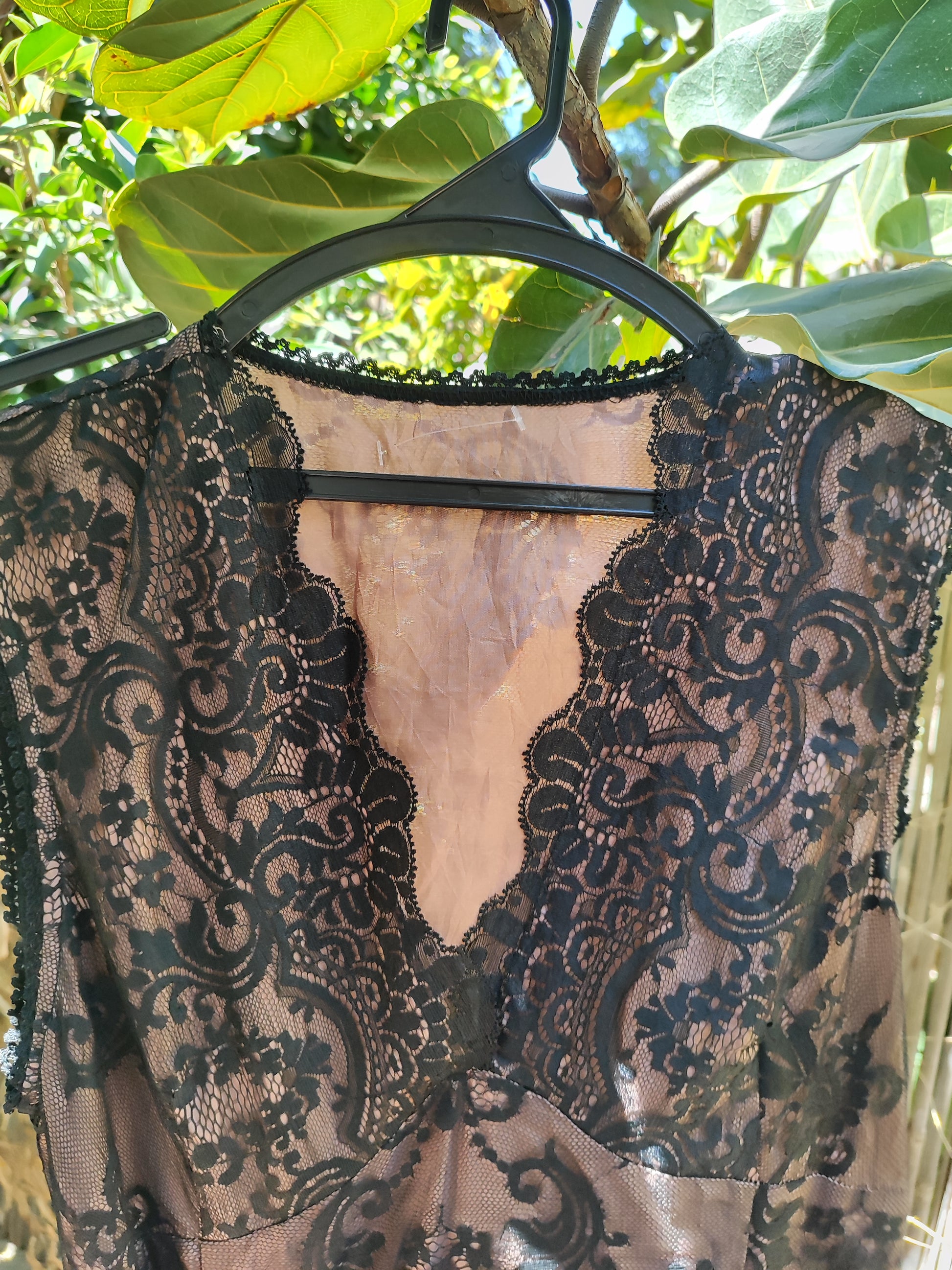 שמלת תחרה שחורה מפתח וי בתחתית ניוד - Size M-L