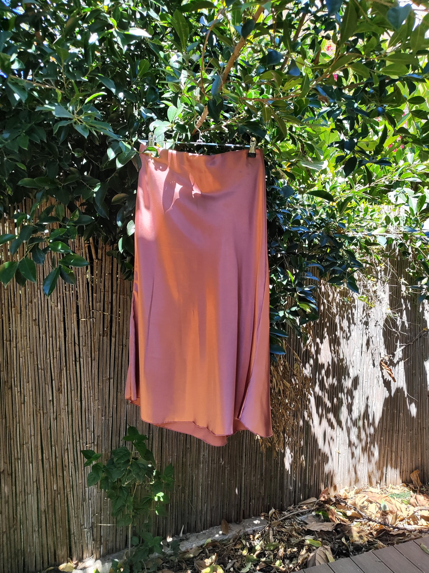 חצאית סאטן בצבע ורוד ניוד גימור מבריק. קלאסי - Image 3