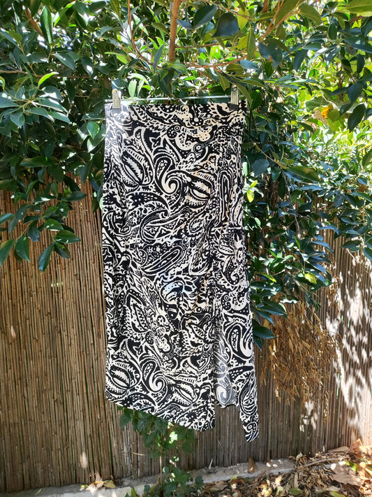 שמלת פייזלי שחור לבן בכיווץ צידי וחשוף - Image 2 by רנואר