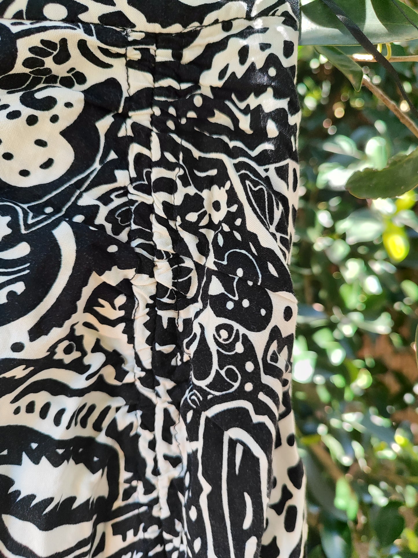 שמלת פייזלי שחור לבן בכיווץ צידי וחשוף by רנואר - Size S-M היקף מותן 72 ס"מ 