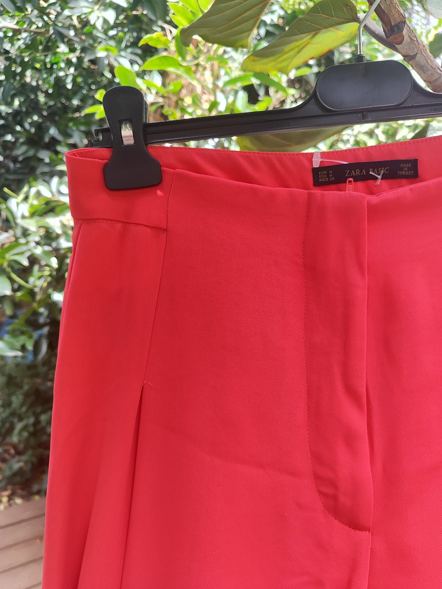 מכנסי ברמודה אדומה ארוכים רחבים   by ZARA - Size M