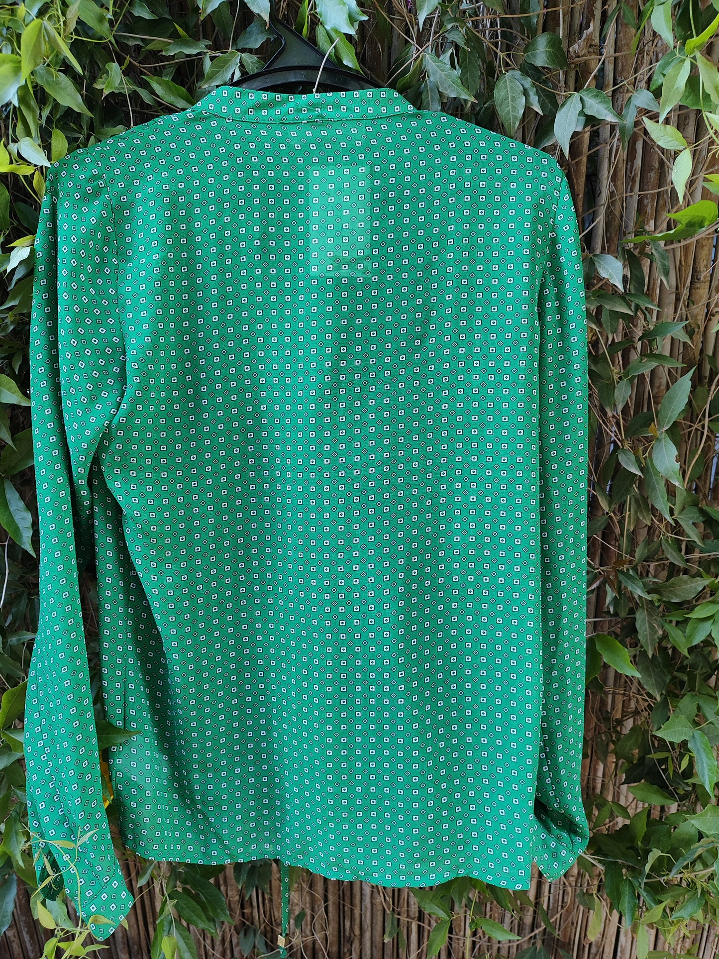 חולצה ירוקה מכופתרת שורות של רבועים לבנים וקיפולים בחזית by J. Crew - Size S-M