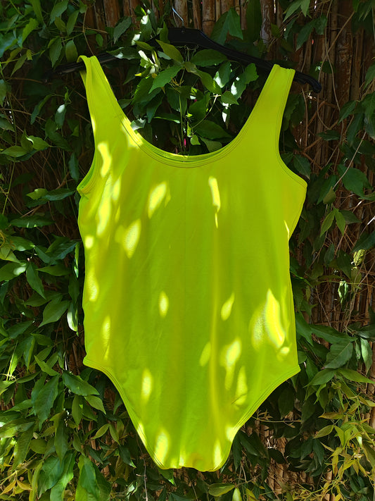 בגד גוף ירוק ליימ מתוק כיווץ עדין בחזה by Daniel girl - Size M