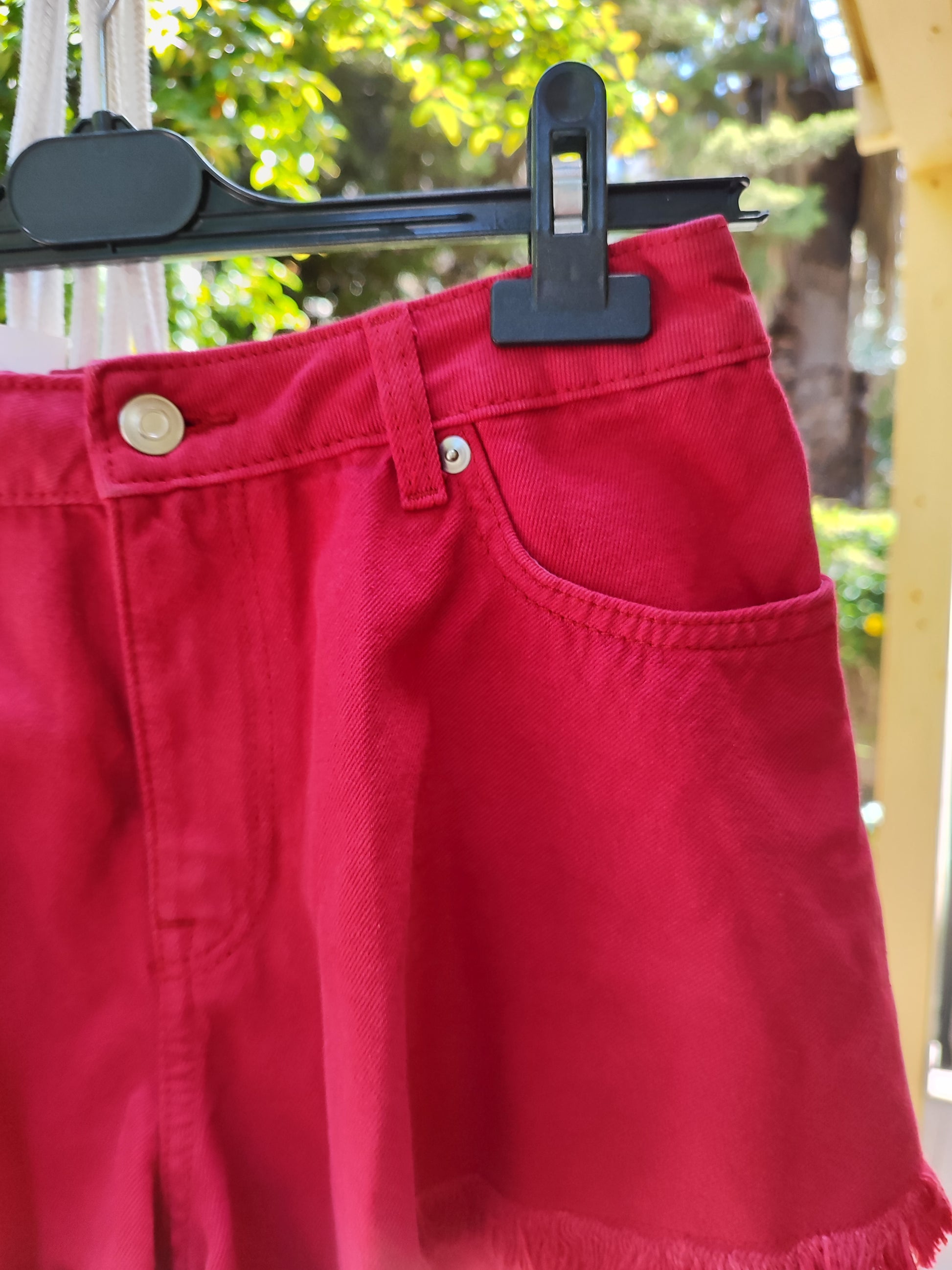 מכנסי ג'ינס  קצרים דובדבן פרנז' בסופים by H&M - Size M היקף מותן 80 סמ (גומי) 
