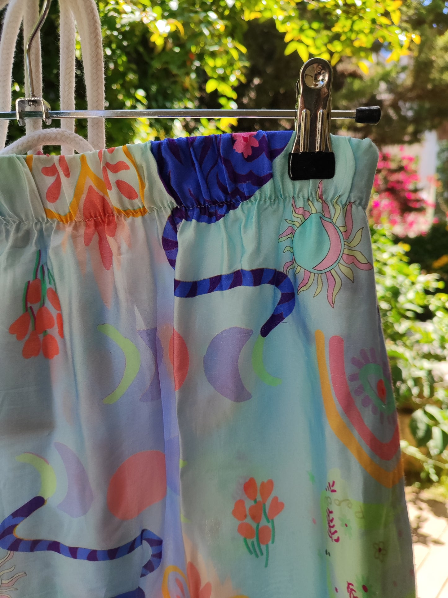 חצאית מקסי בגן חיות ופרחים רקע תכלת by Jill - Size M-L היקף מותן 90 ס"מ (גומי) 
